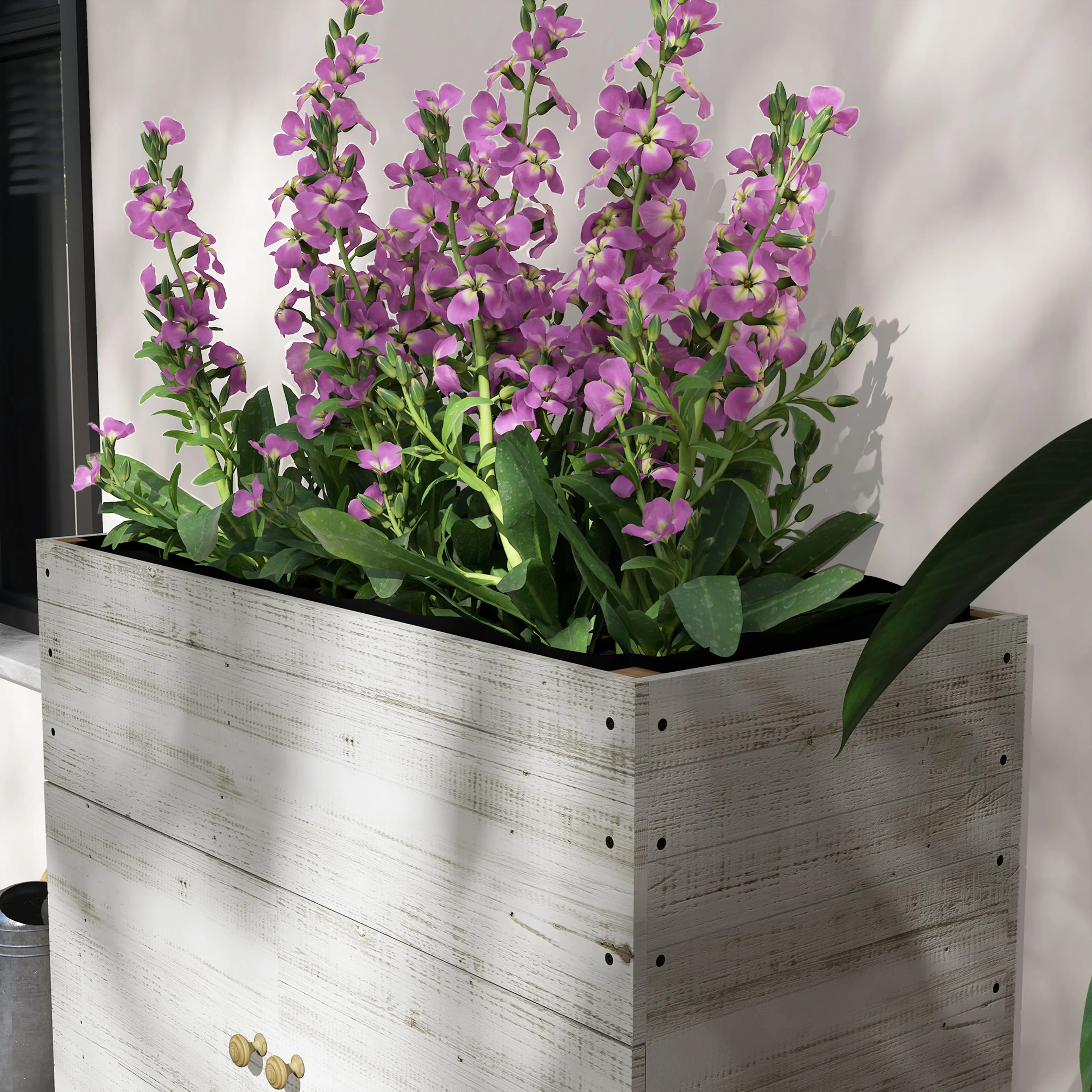 Lila blommor planterade i lådans övre del