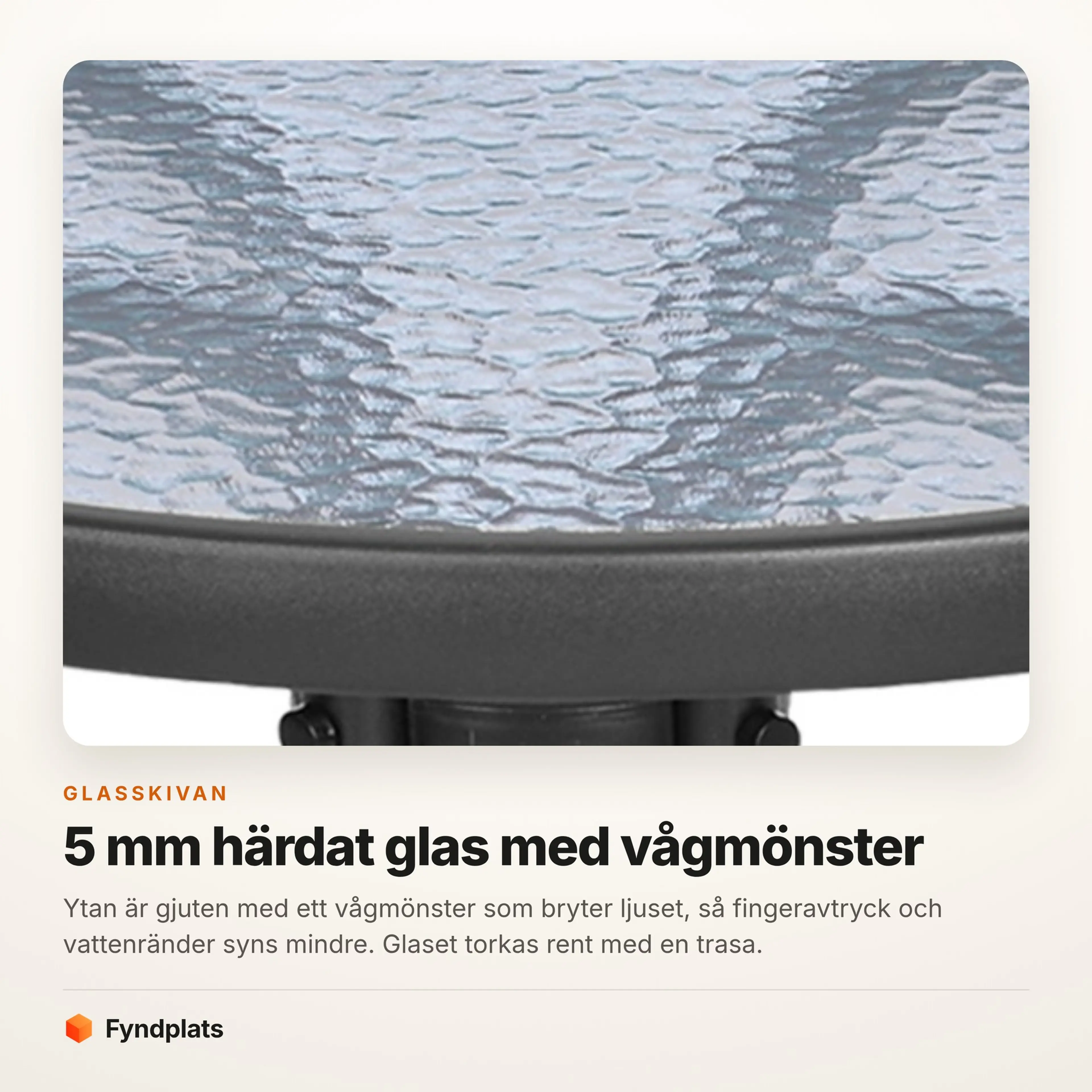 Närbild på cafébordets vågmönstrade glasskiva och svarta ram.