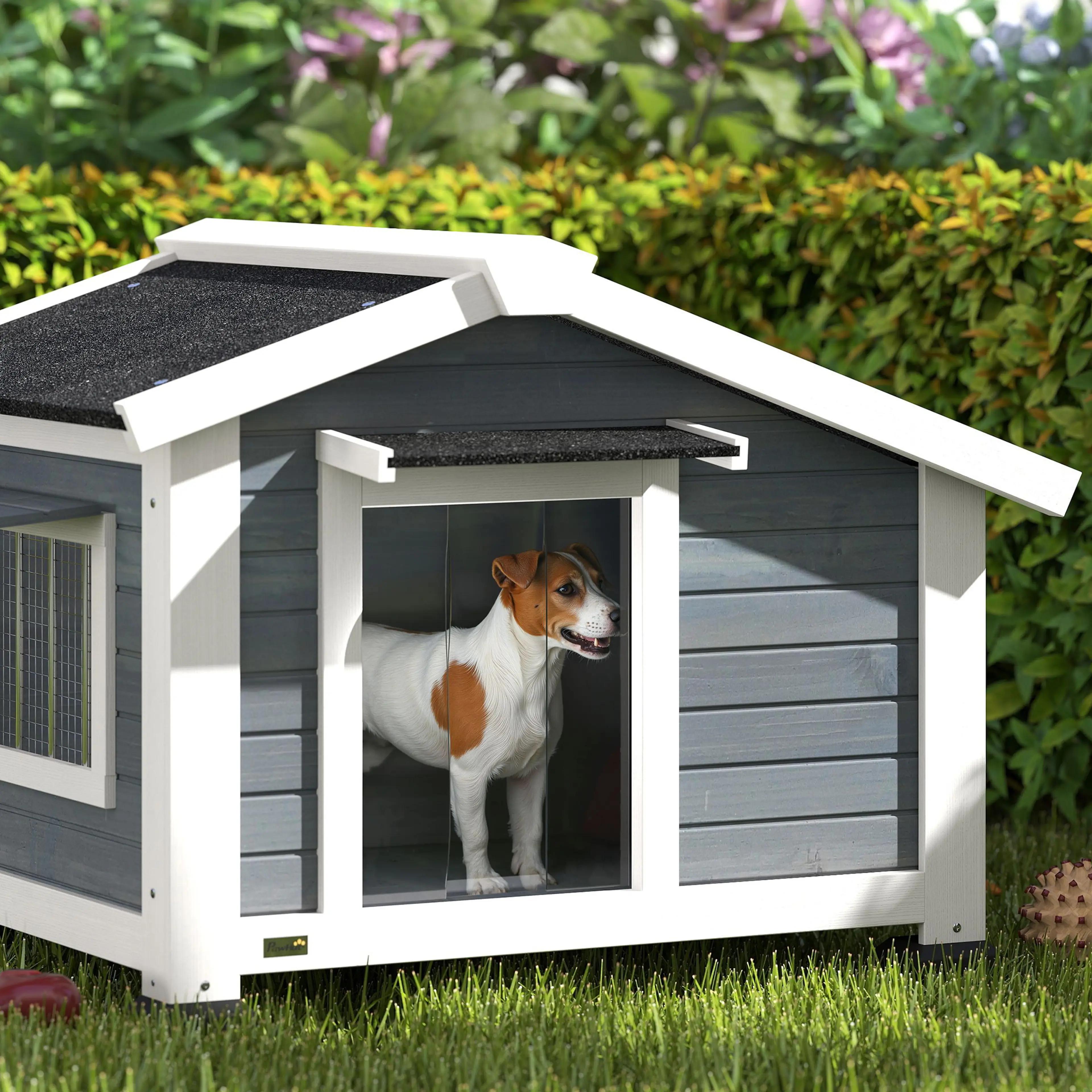 Närbild på dörröppningen med en hund inne i kojan