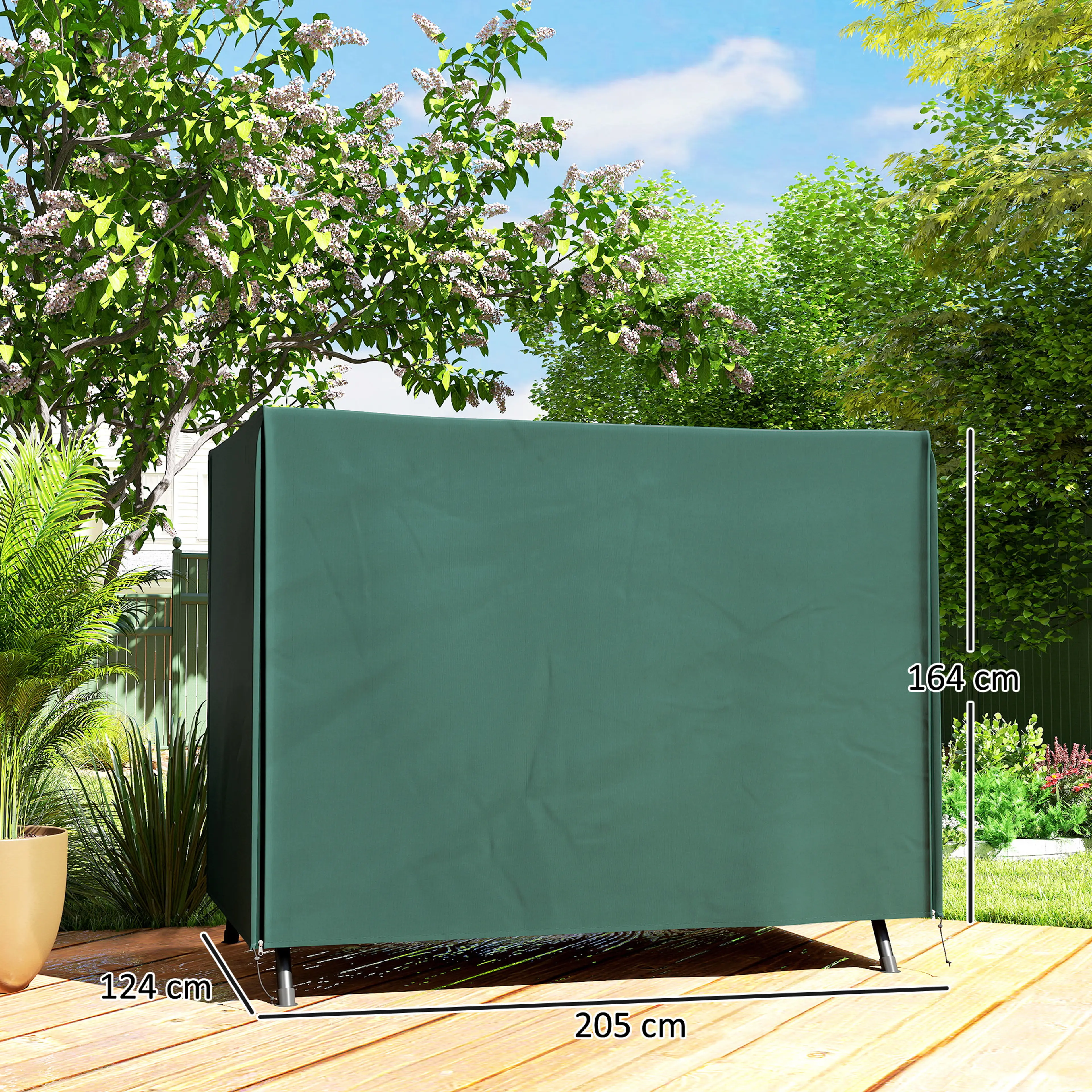 Det stängda mörkgröna överdraget på en altan, med måtten 205 × 124 × 164 cm utsatta