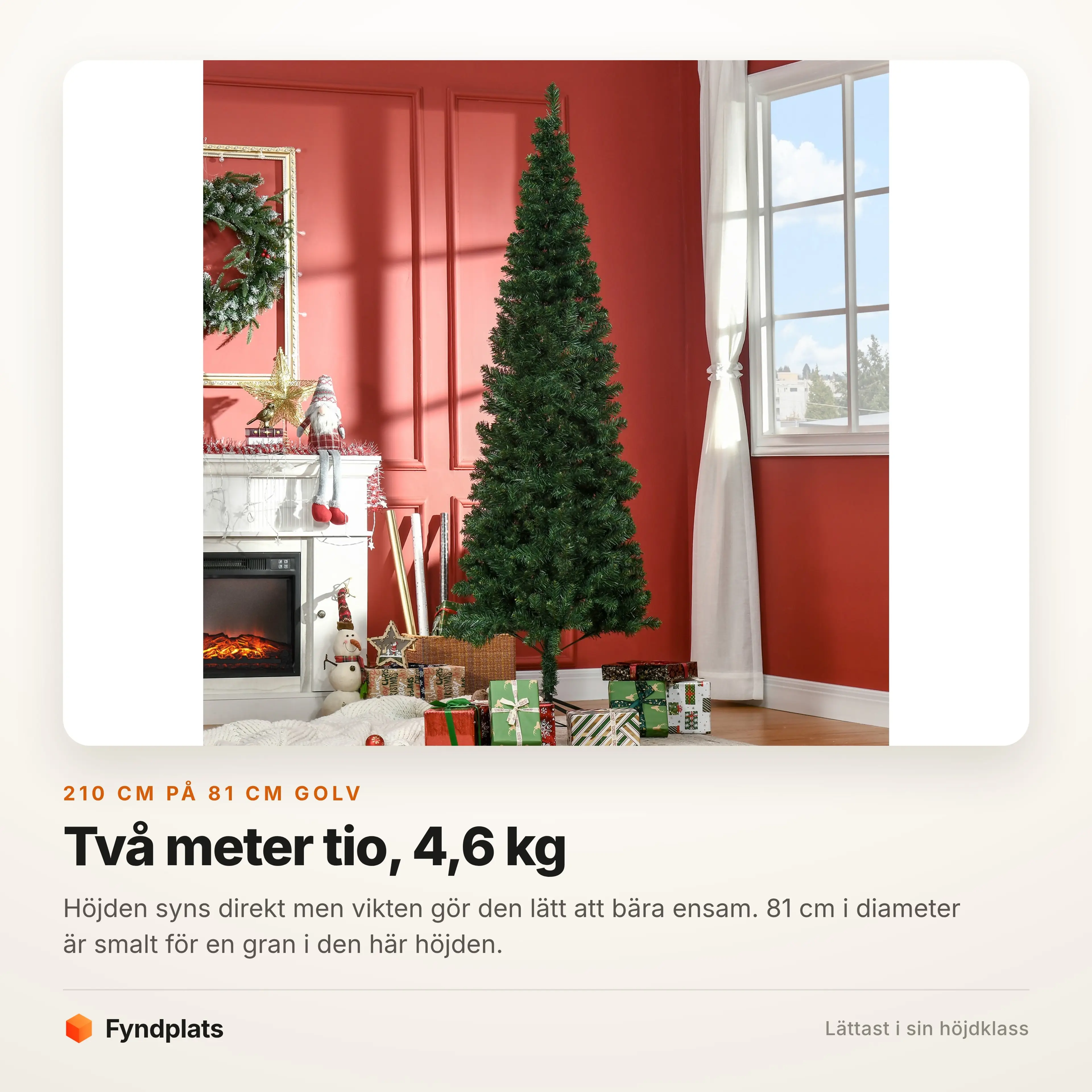 Granen i ett rum med öppen spis och paket