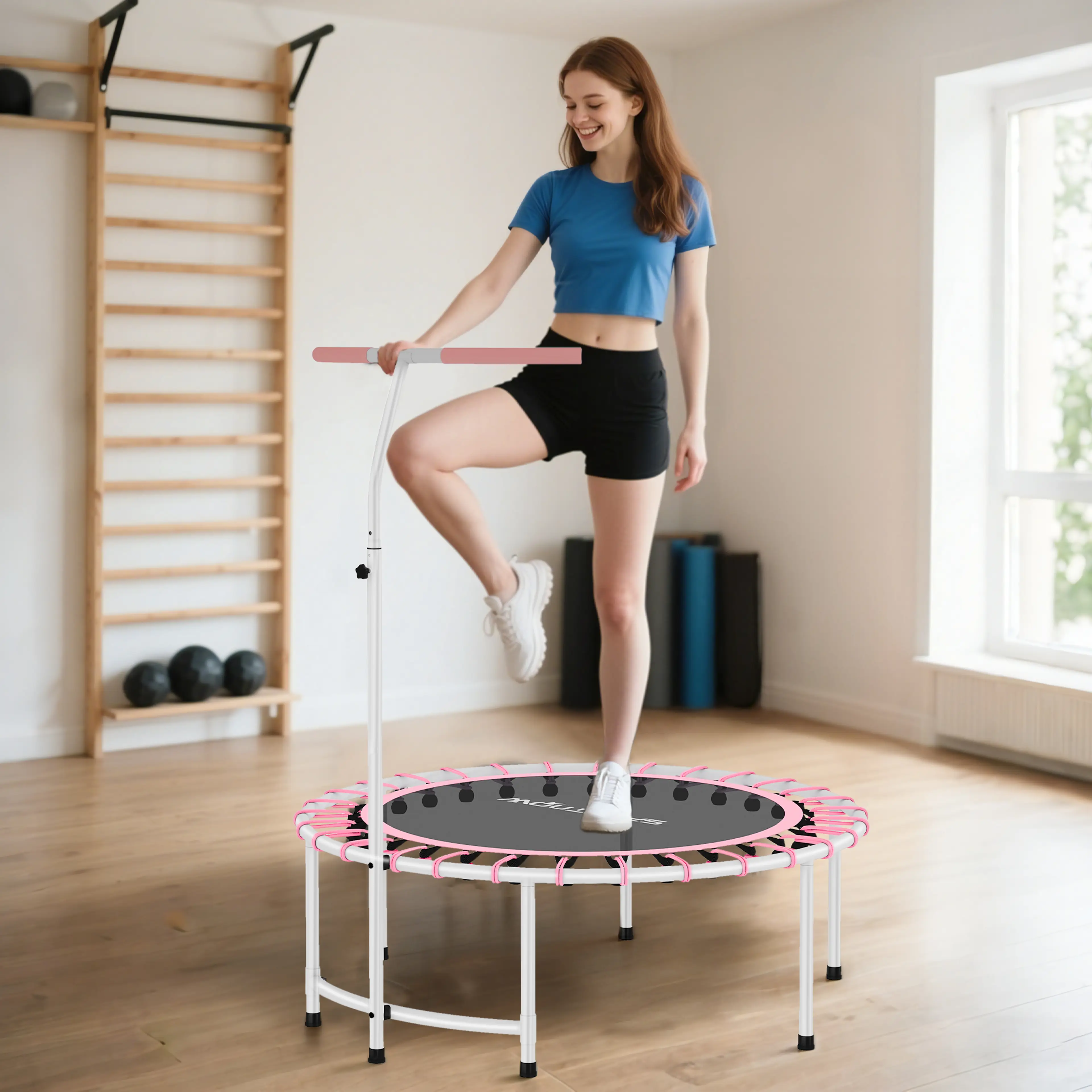 Studsmattan i ett gym med ribbstol i bakgrunden