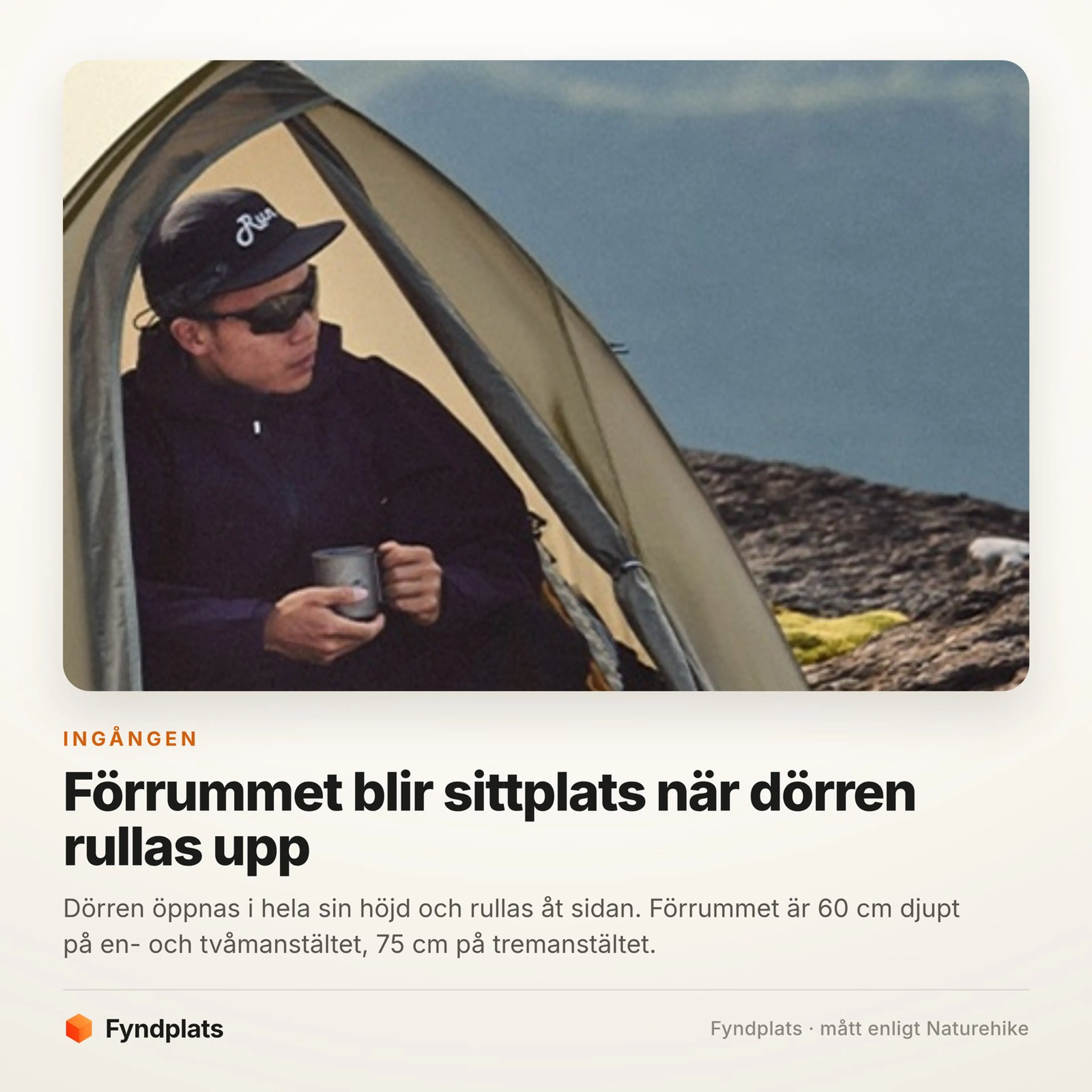 Person sitter i förrummet på kupoltältet med kaffemugg och dörren upprullad åt sidan