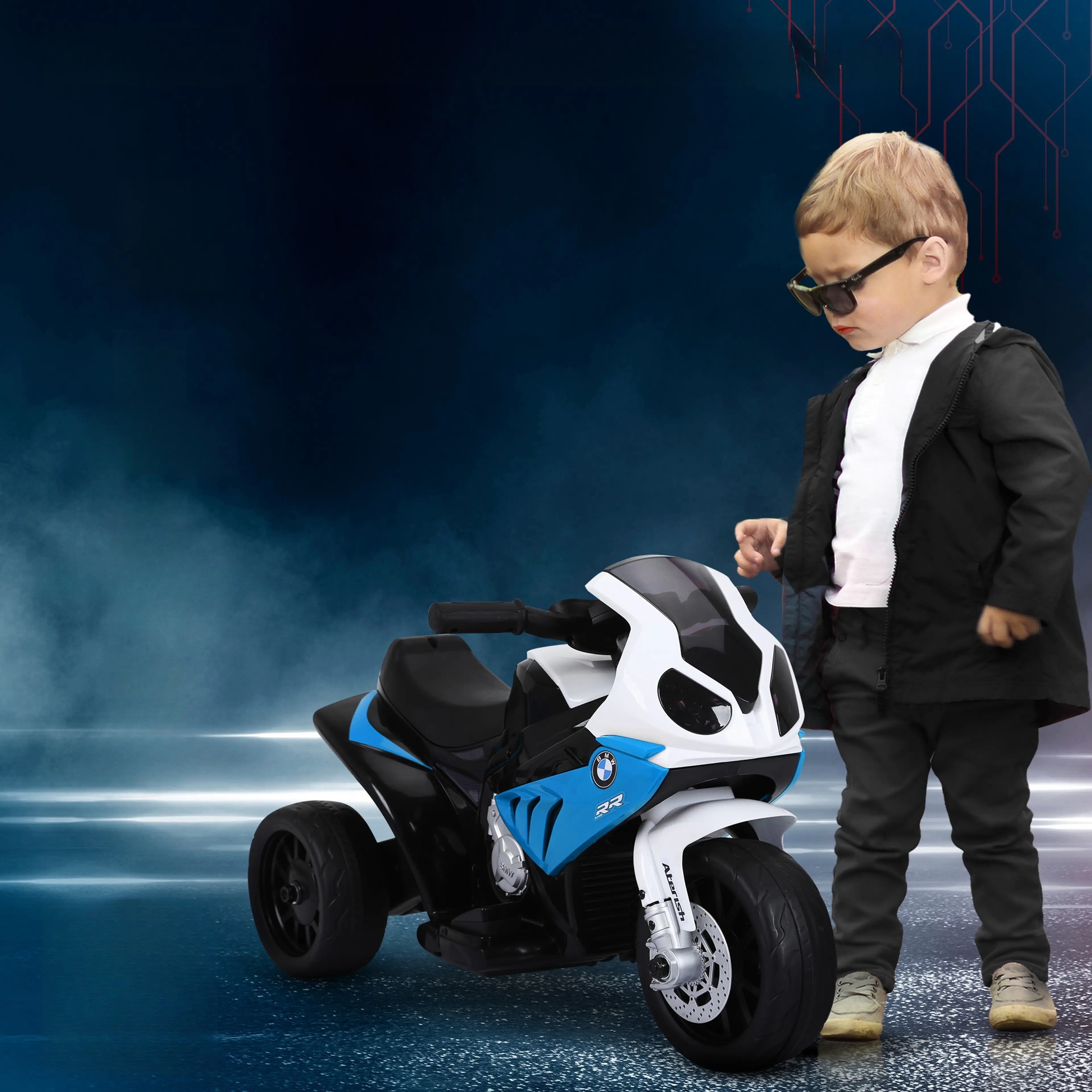 Barn i kavaj och solglasögon står bredvid den blå BMW-elmotorcykeln mot en mörkblå studiobakgrund.