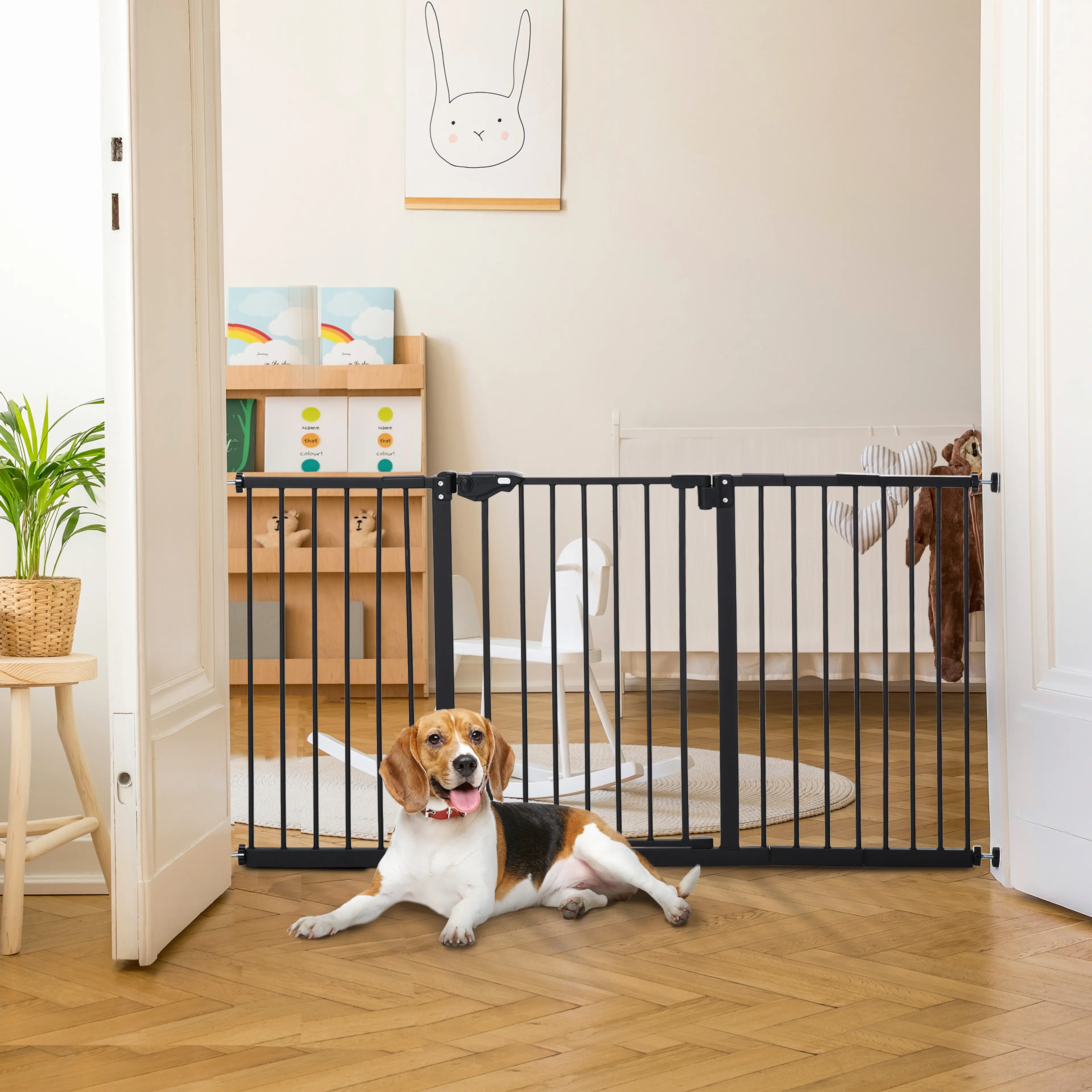 Beagle ligger framför grinden i ett barnrum med hyllor och leksaker