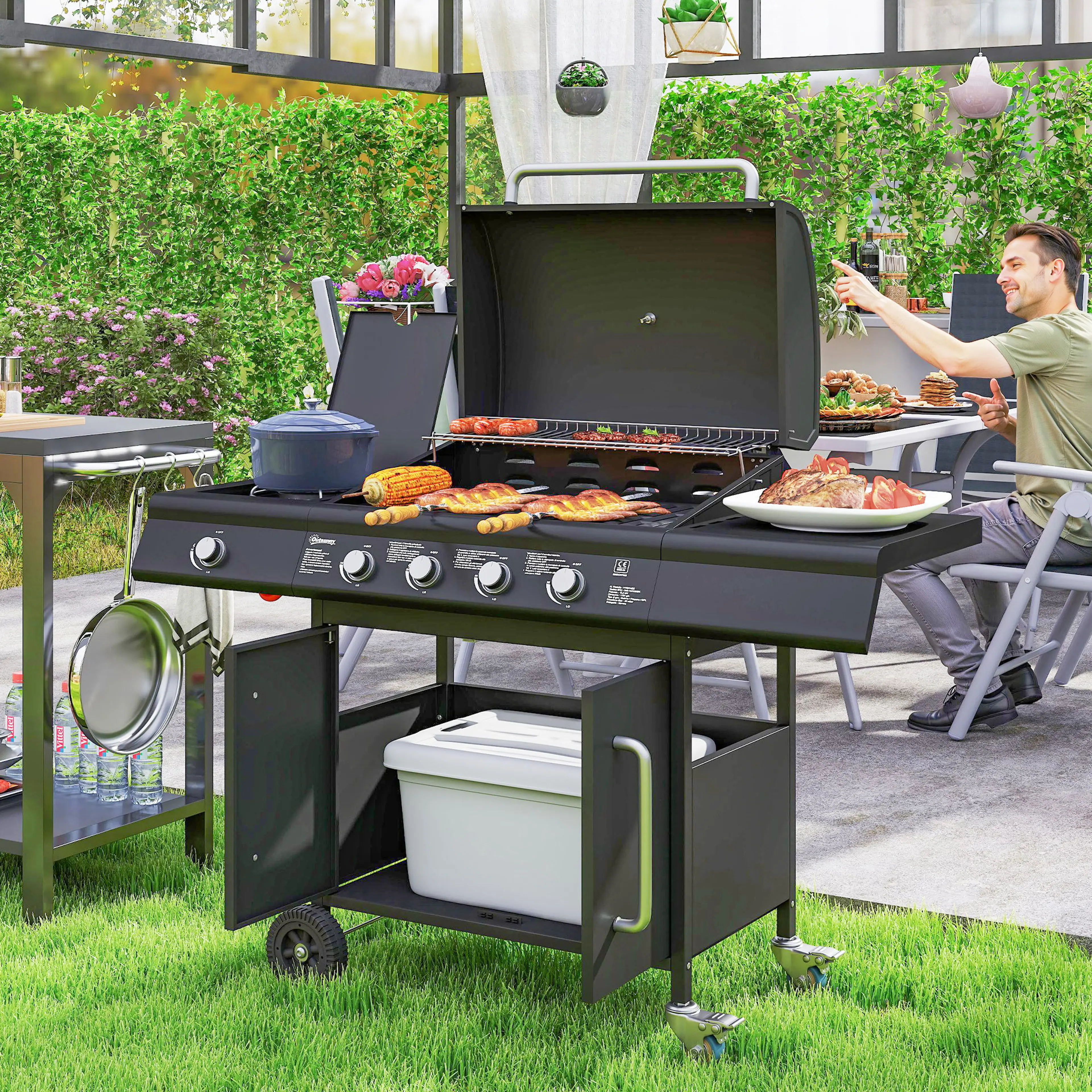 Gasolgrillen i bruk utomhus med mat på gallren