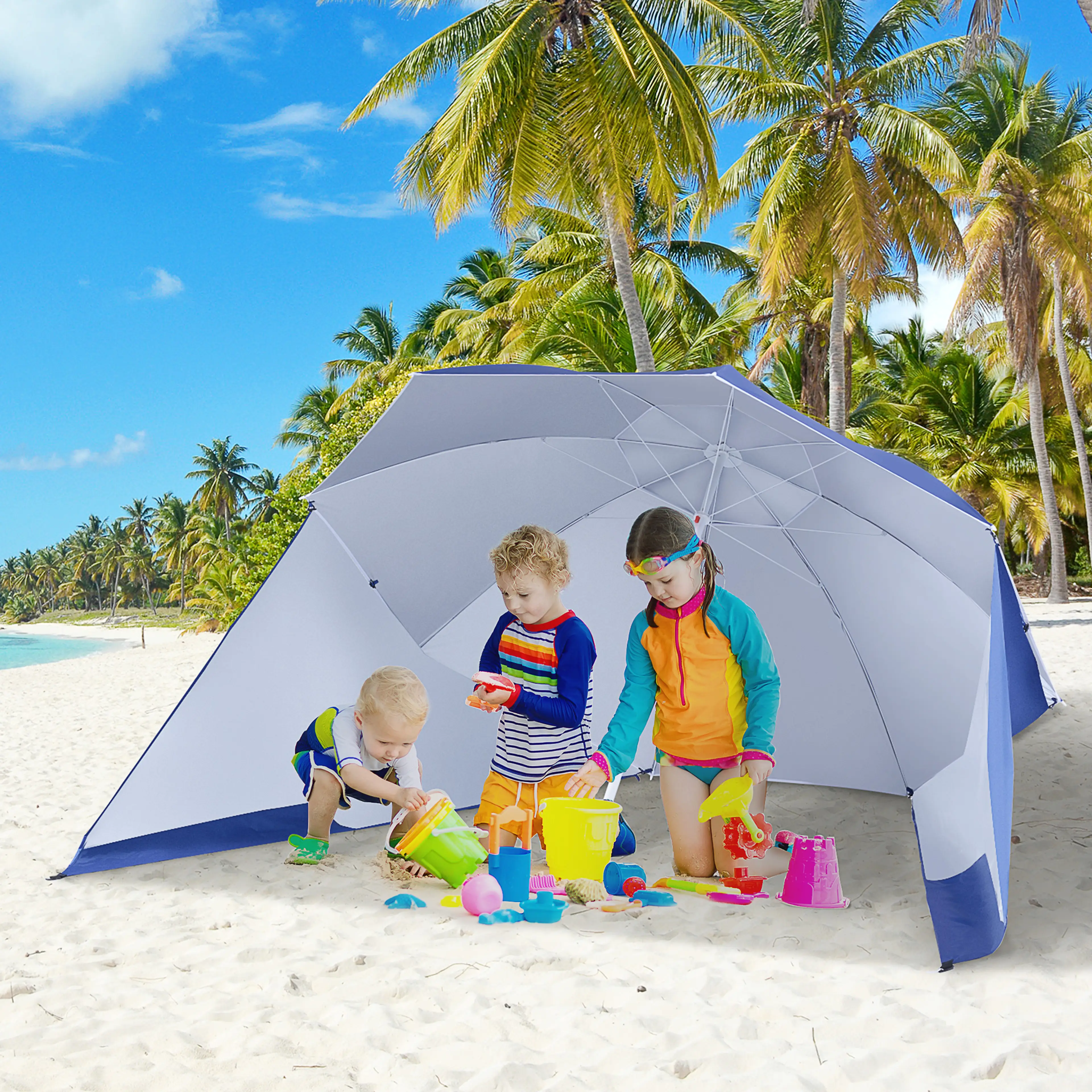 Barn leker i skuggan under strandparasollet på en sandstrand