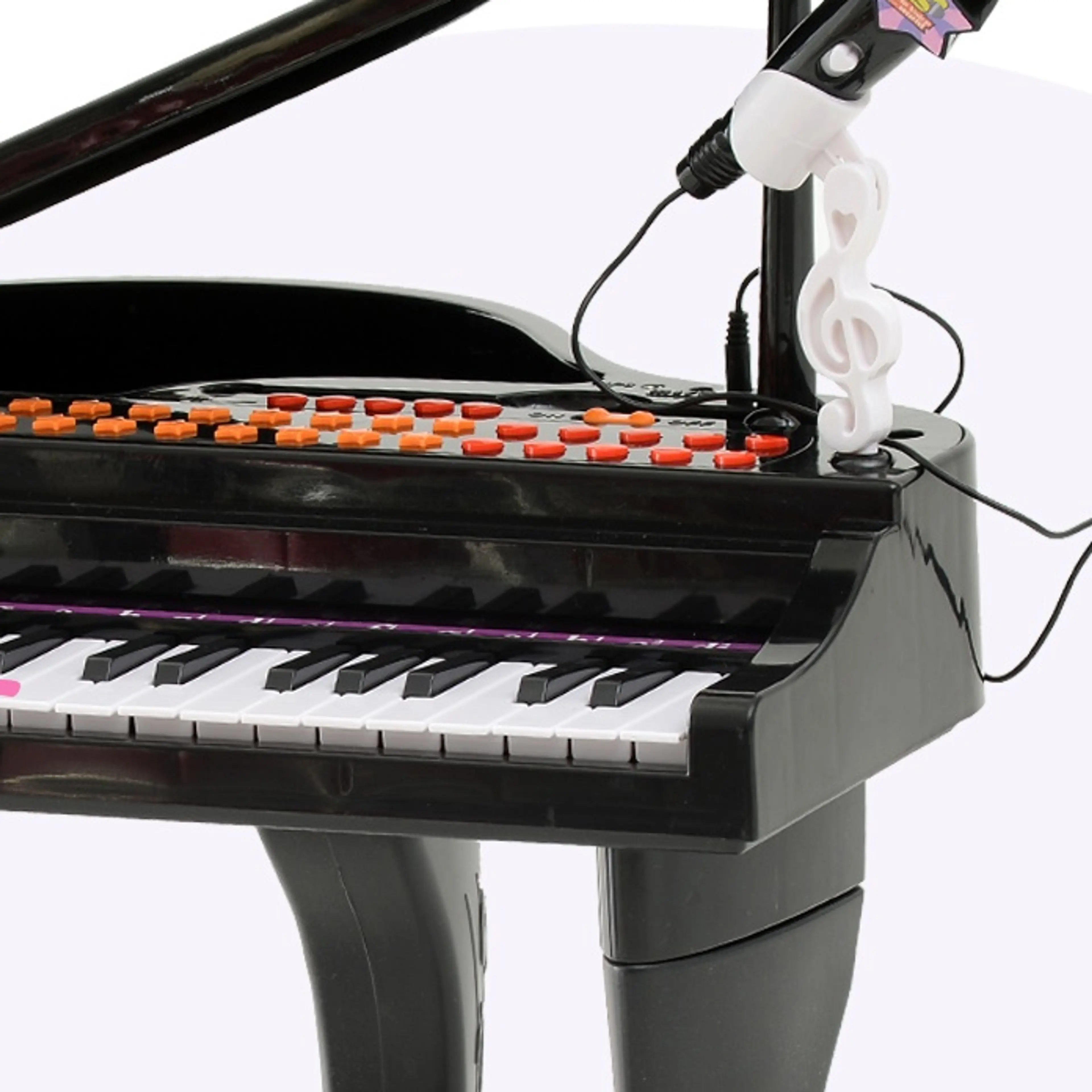 Närbild på pianots kontrollpanel med orange knappar och mikrofonen på sin ställning