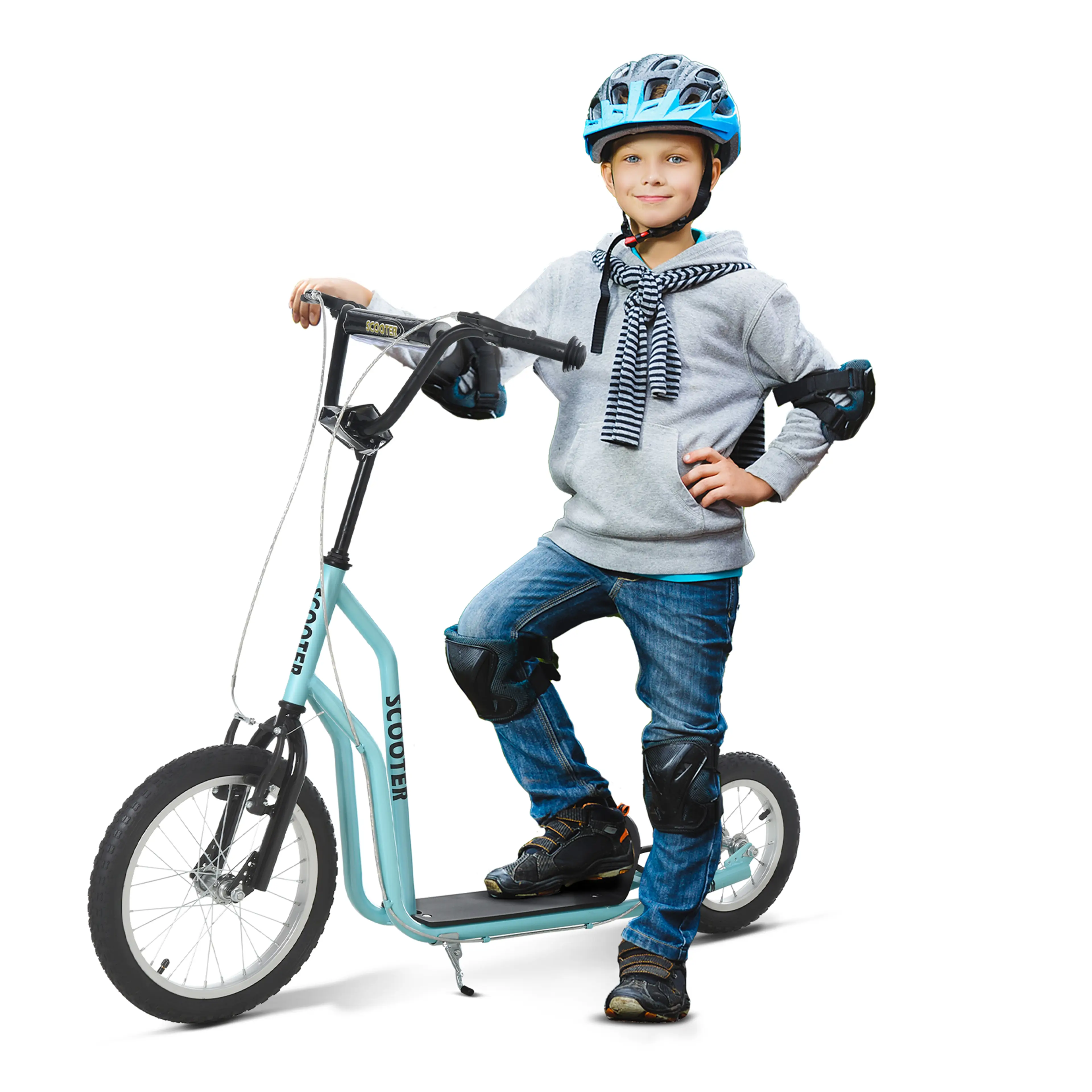 Turkos sparkcykel med stort framhjul och pojke i hjälm bredvid