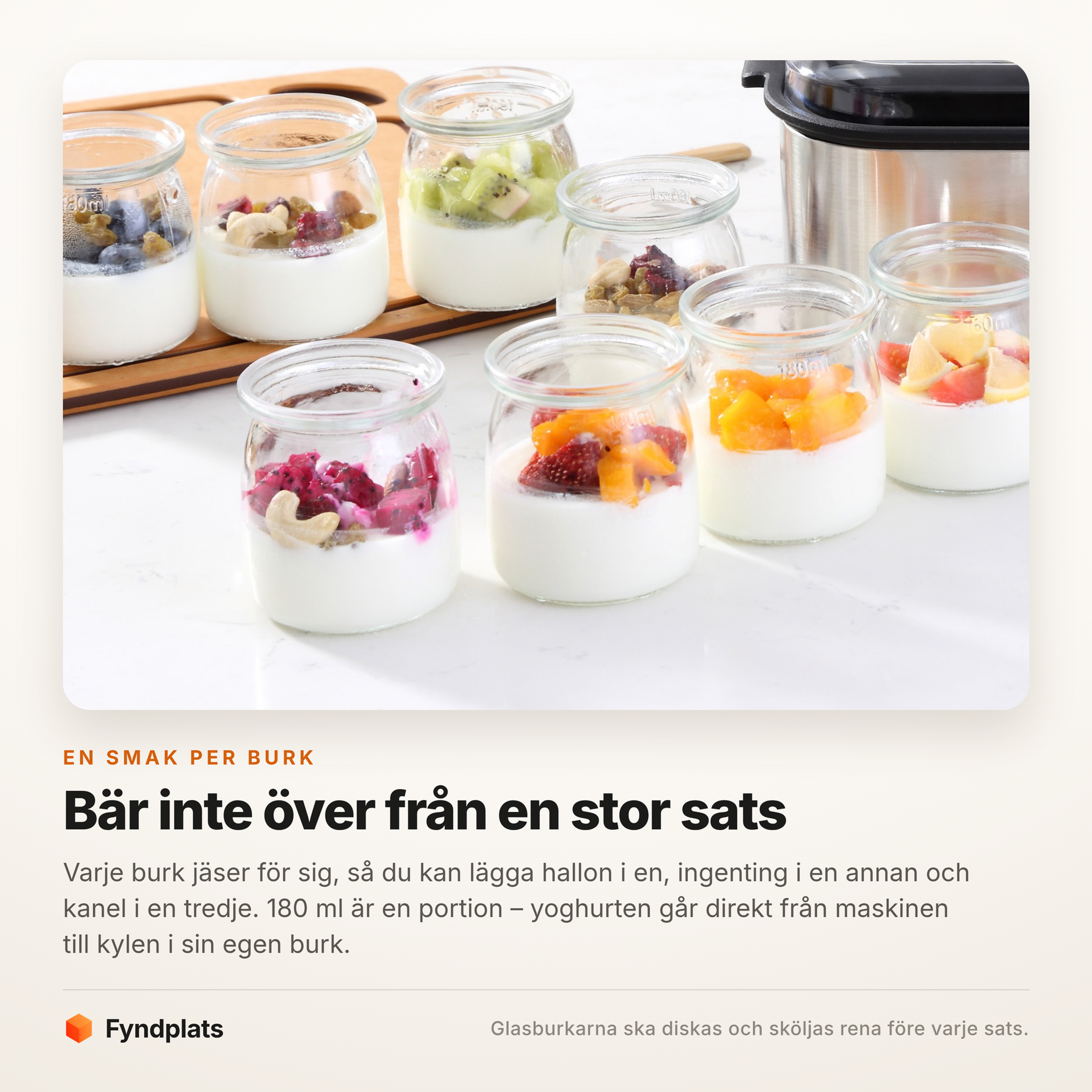 Åtta glasburkar med yoghurt och olika bär och frukter