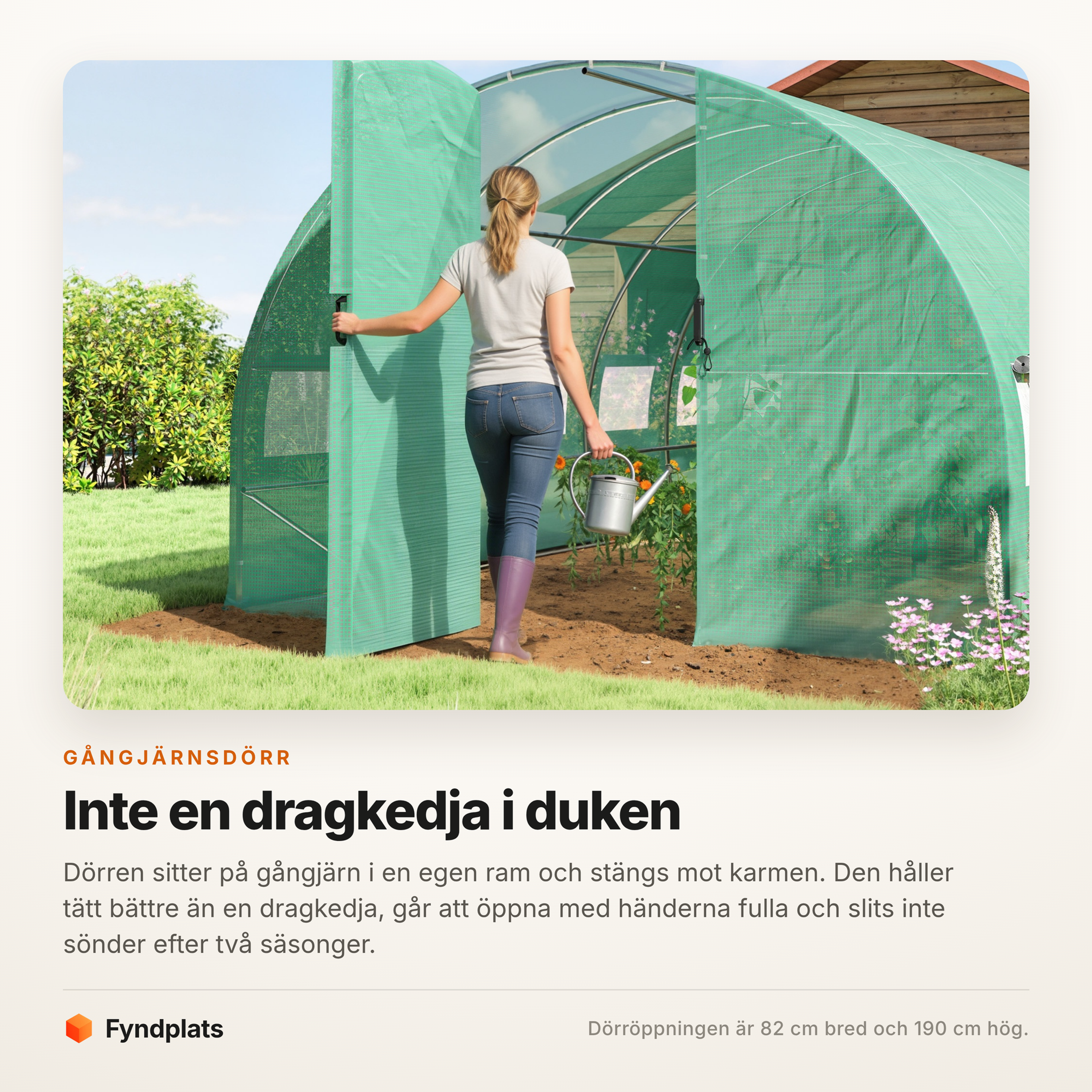 Gångjärnsdörren öppnas med en vattenkanna i handen