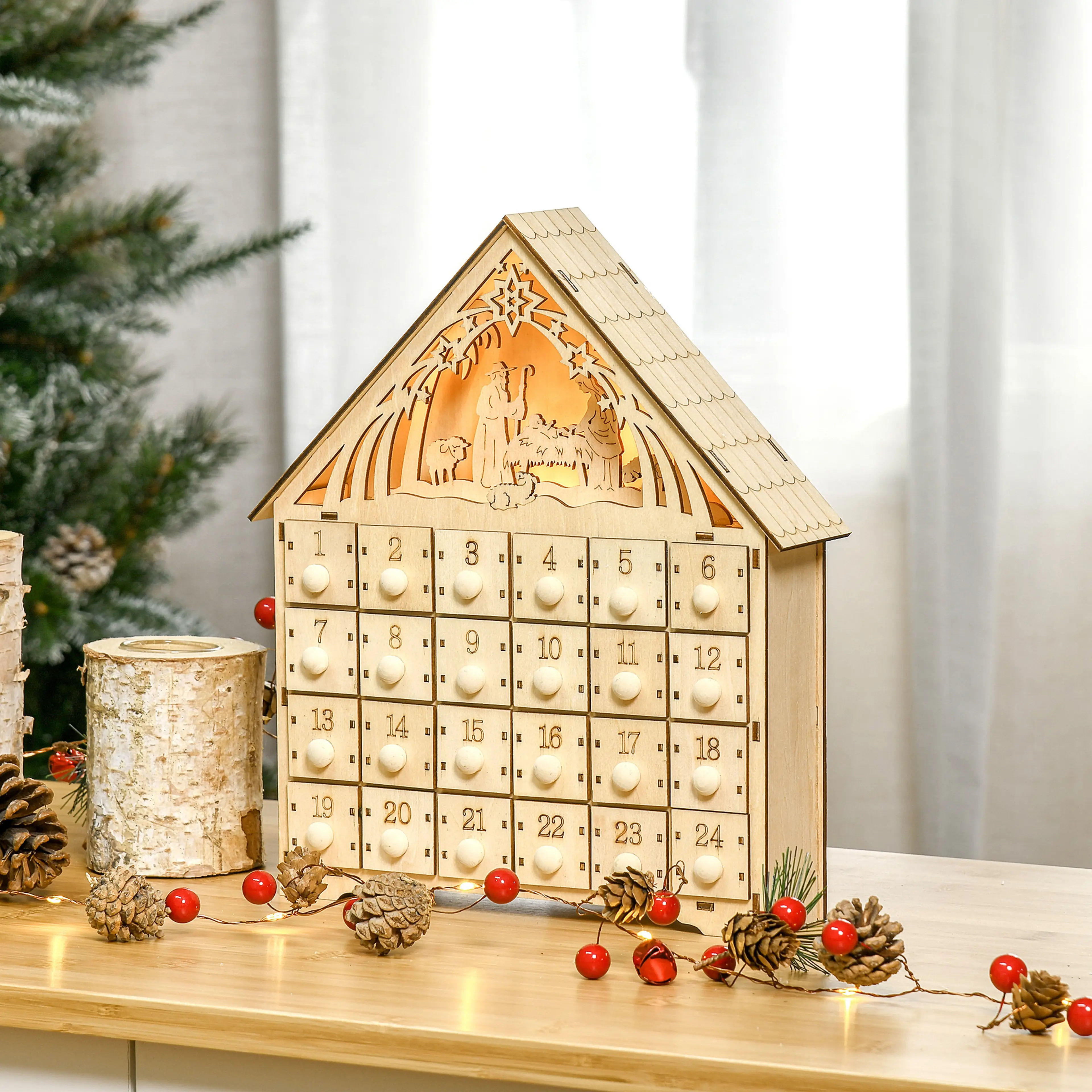 Adventskalendern på en bänk bredvid kottar, röda bär och en julgran