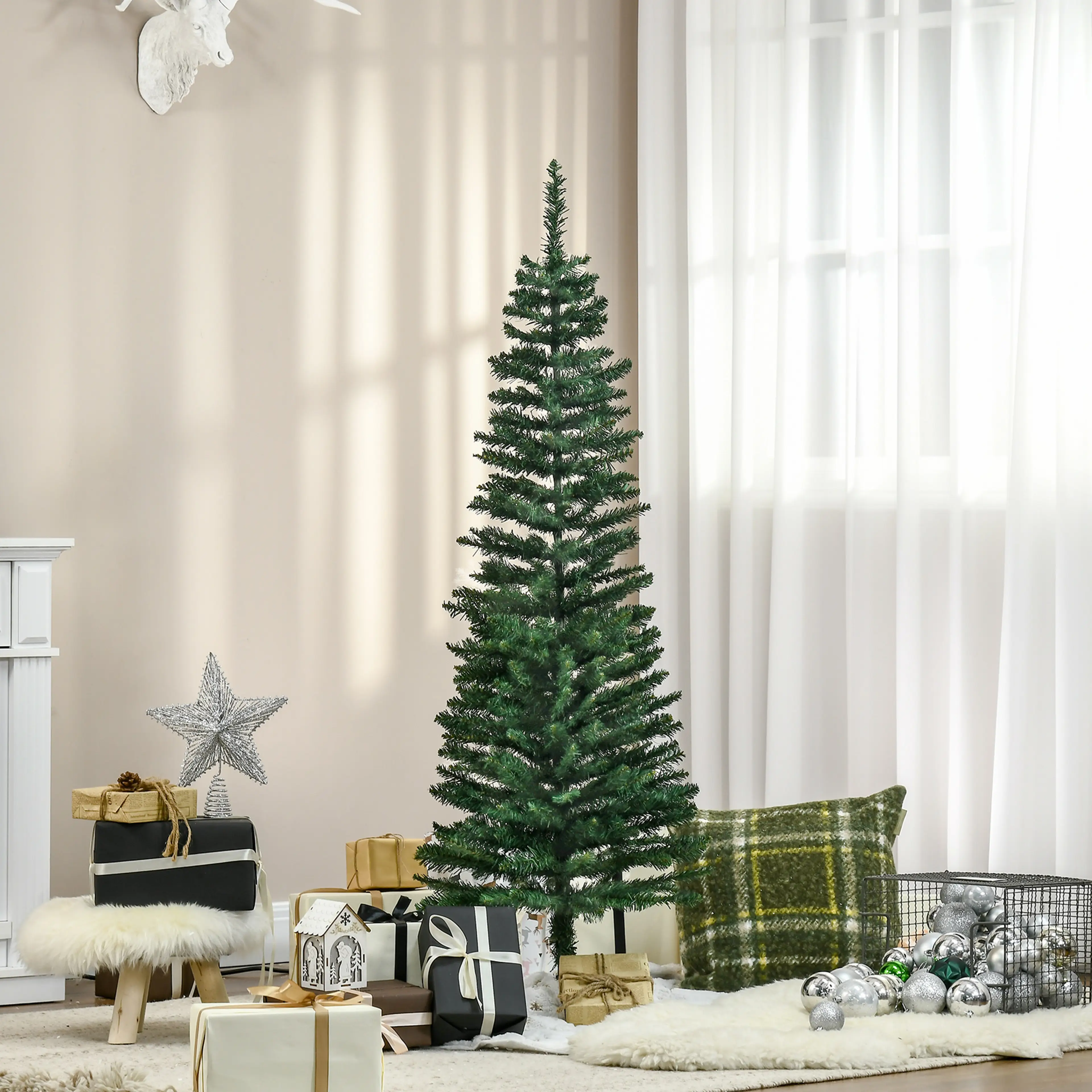 Den opyntade julgranen i ett rum med julklappar och en stjärna