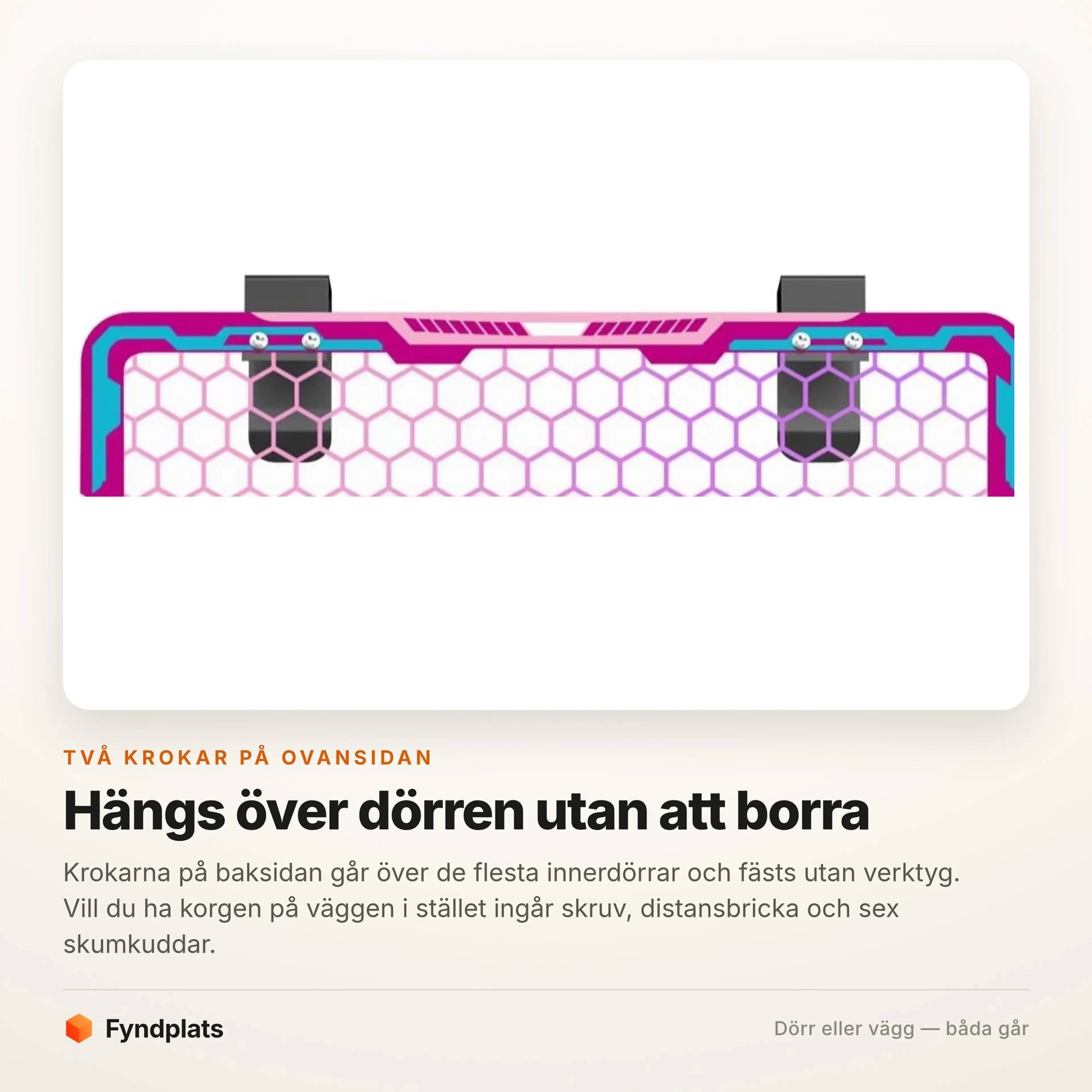 De två krokarna på plankets ovansida som hängs över dörren