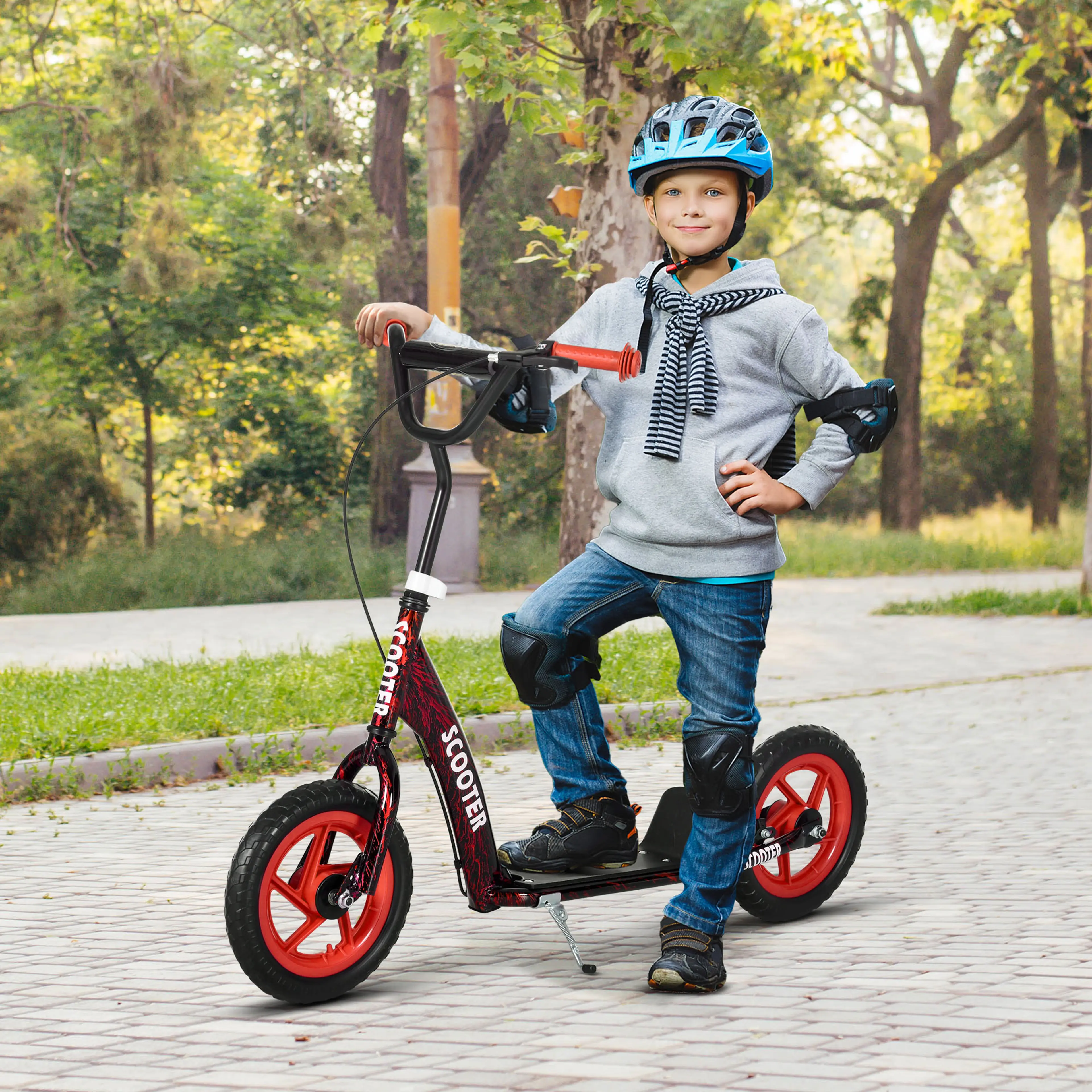 Barn med knäskydd på sparkcykel med röda hjul