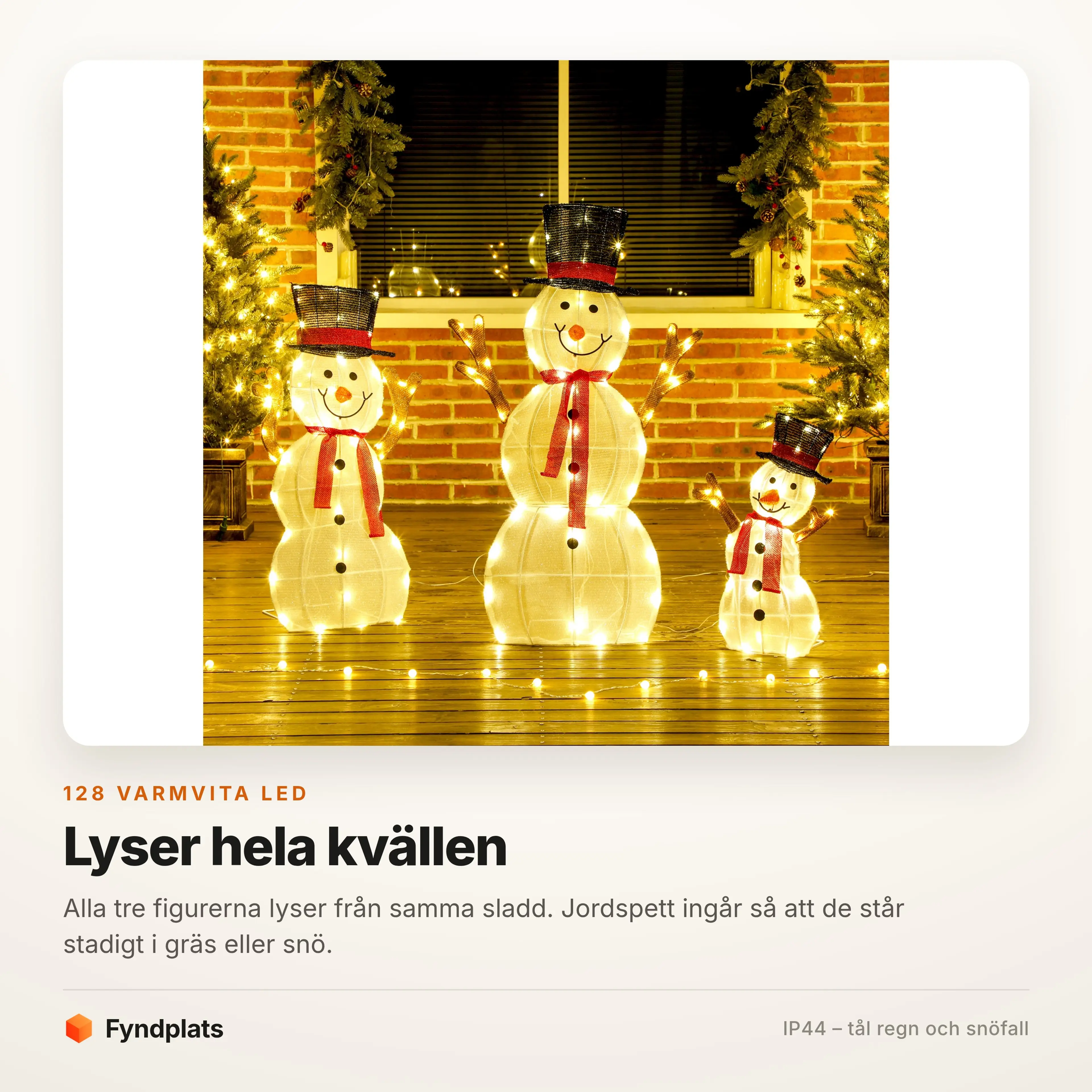 De tre snögubbarna lyser varmvitt i mörkret
