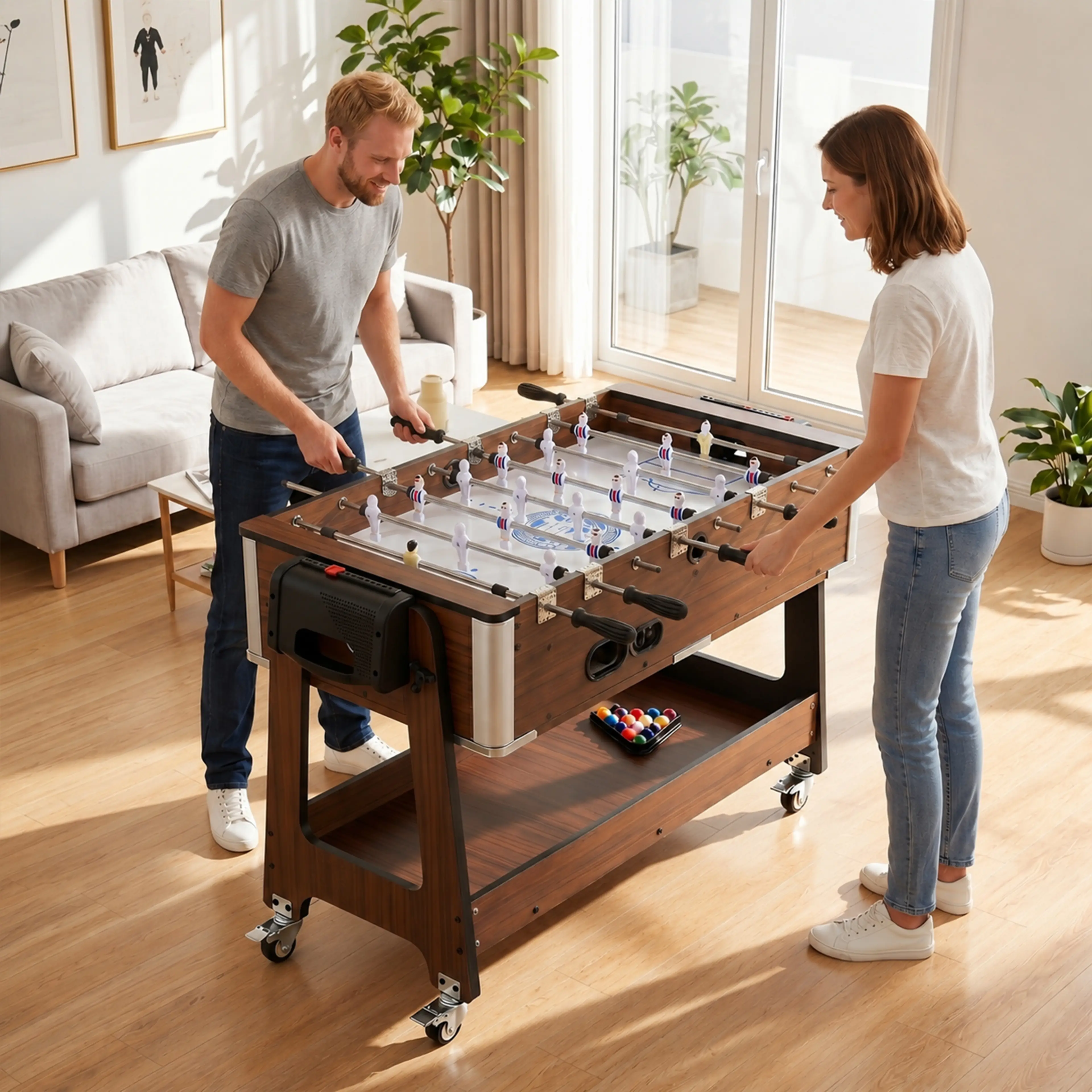 Ett par spelar bordsfotboll vid bordet i ett vardagsrum, med biljardkulorna i en triangel i facket under