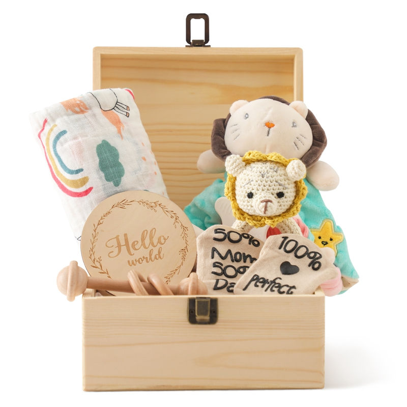 Miniatyrbild: Trägåvobox för bebis – handgjort presentset med rassel och snuttefilt