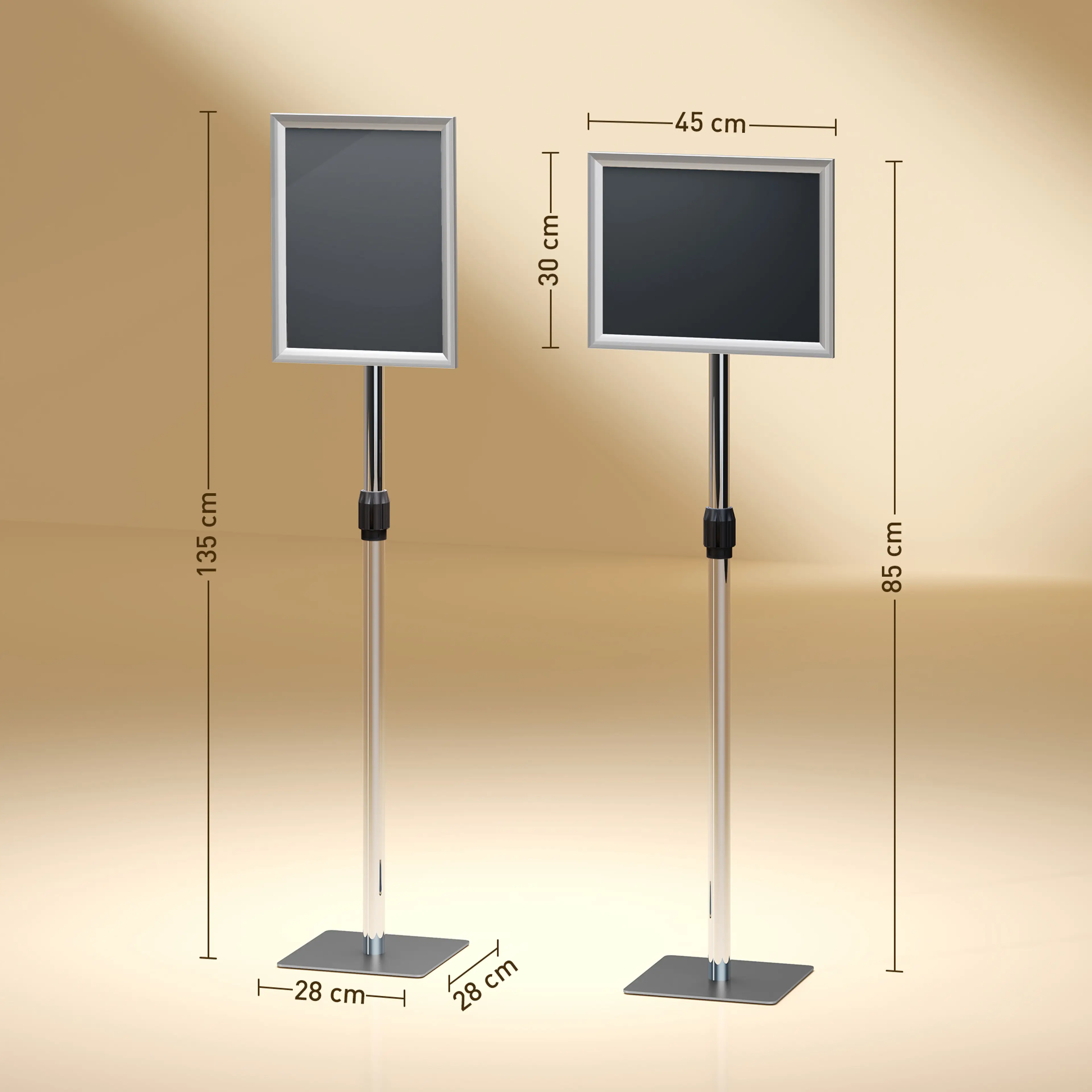Måttskiss för skyltstället: höjd 85–135 cm, ram 45 × 30 cm och bottenplatta 28 × 28 cm