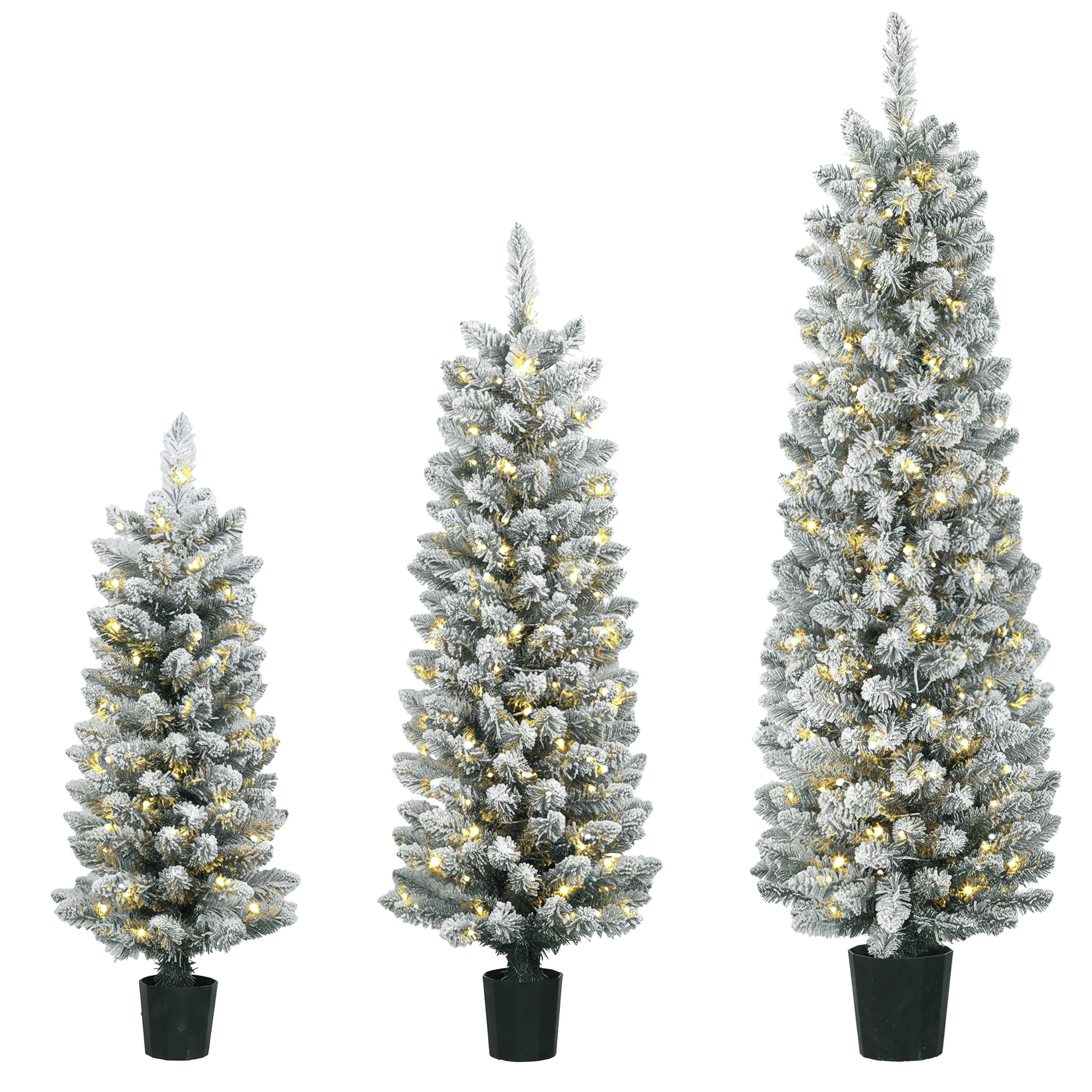 Tre smala snöade julgranar på 90, 120 och 150 cm med tända LED-ljus i svarta krukor, på vit bakgrund