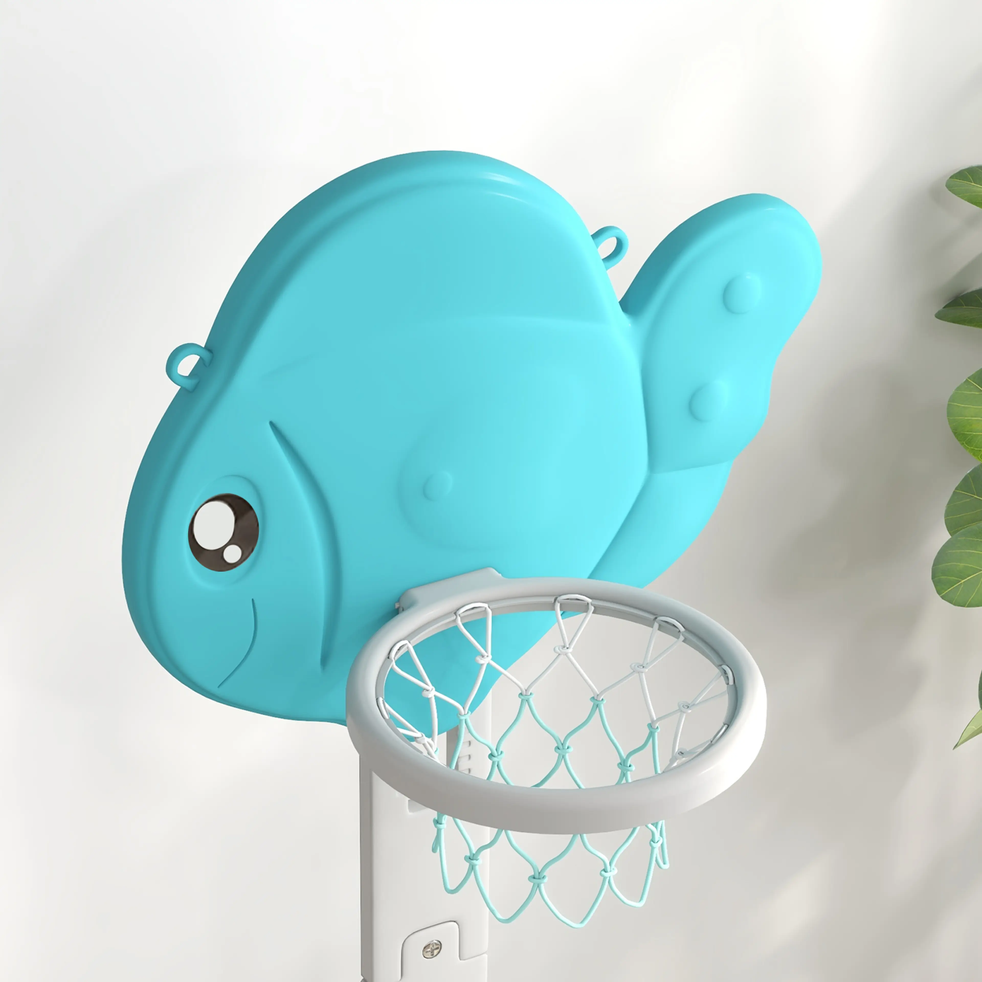 Närbild på den fiskformade plattan och basketkorgen