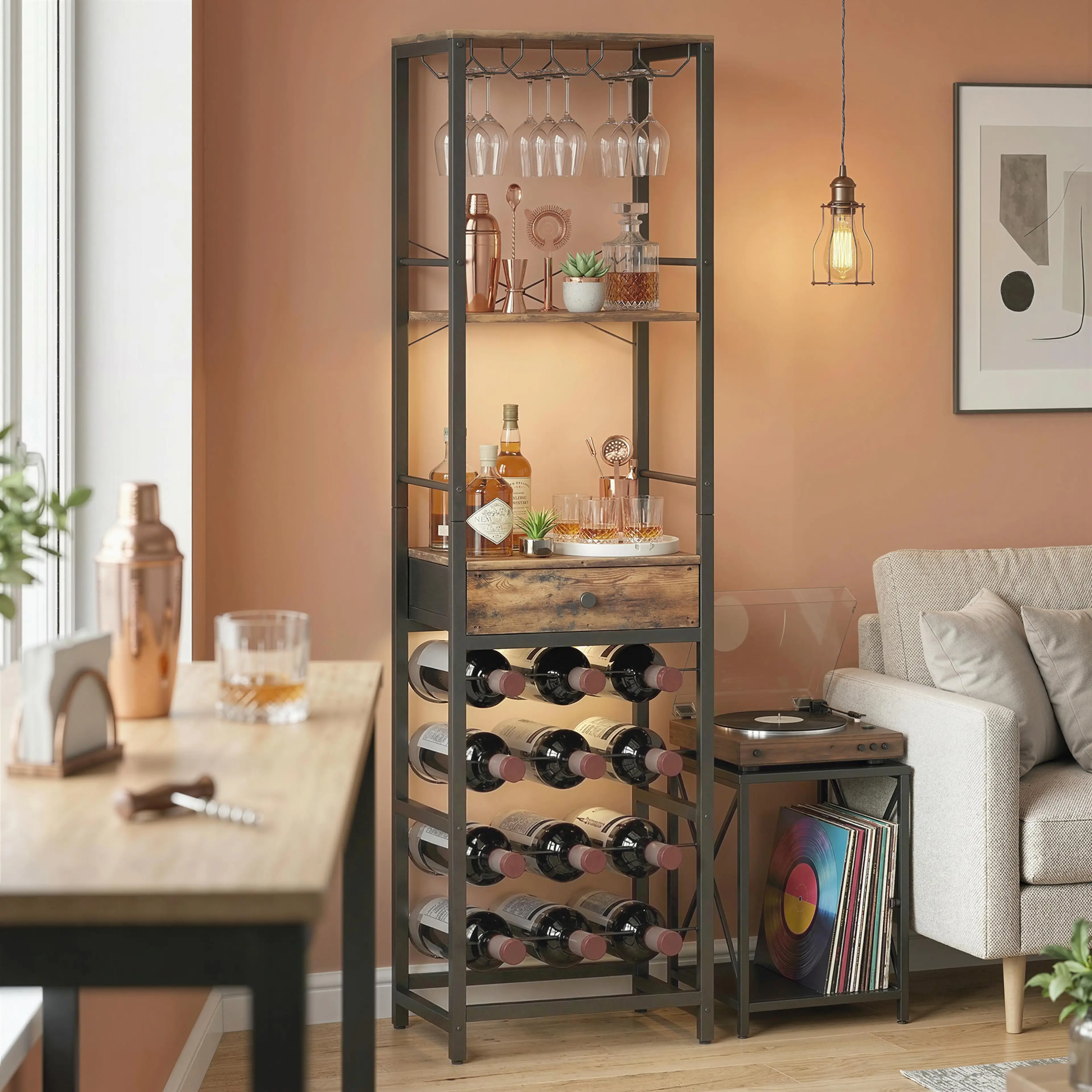 Vinhyllan med flaskor och glas i ett vardagsrum med en taklampa