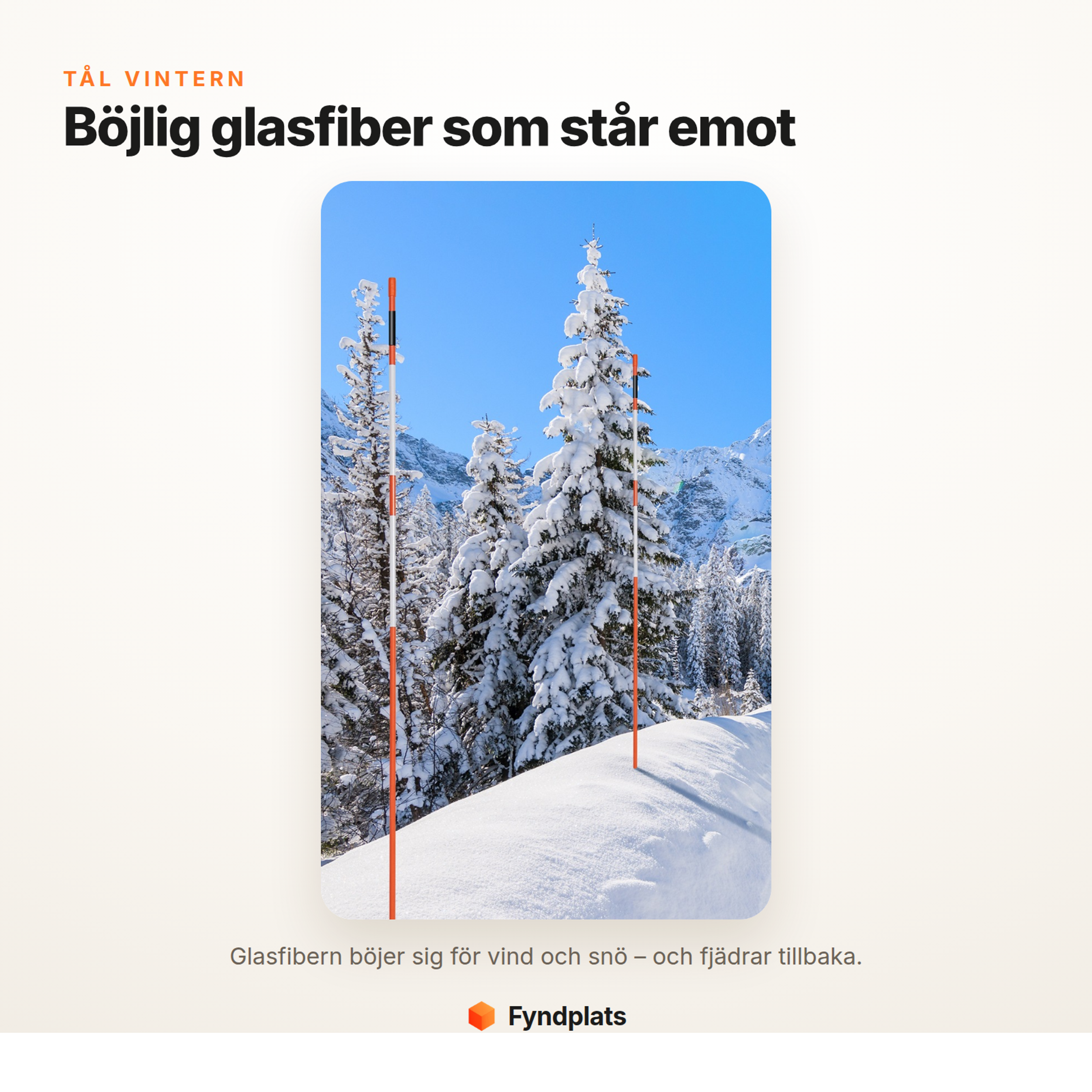 Orange snökäppar i glasfiber markerar vägkanten i djup fjällsnö