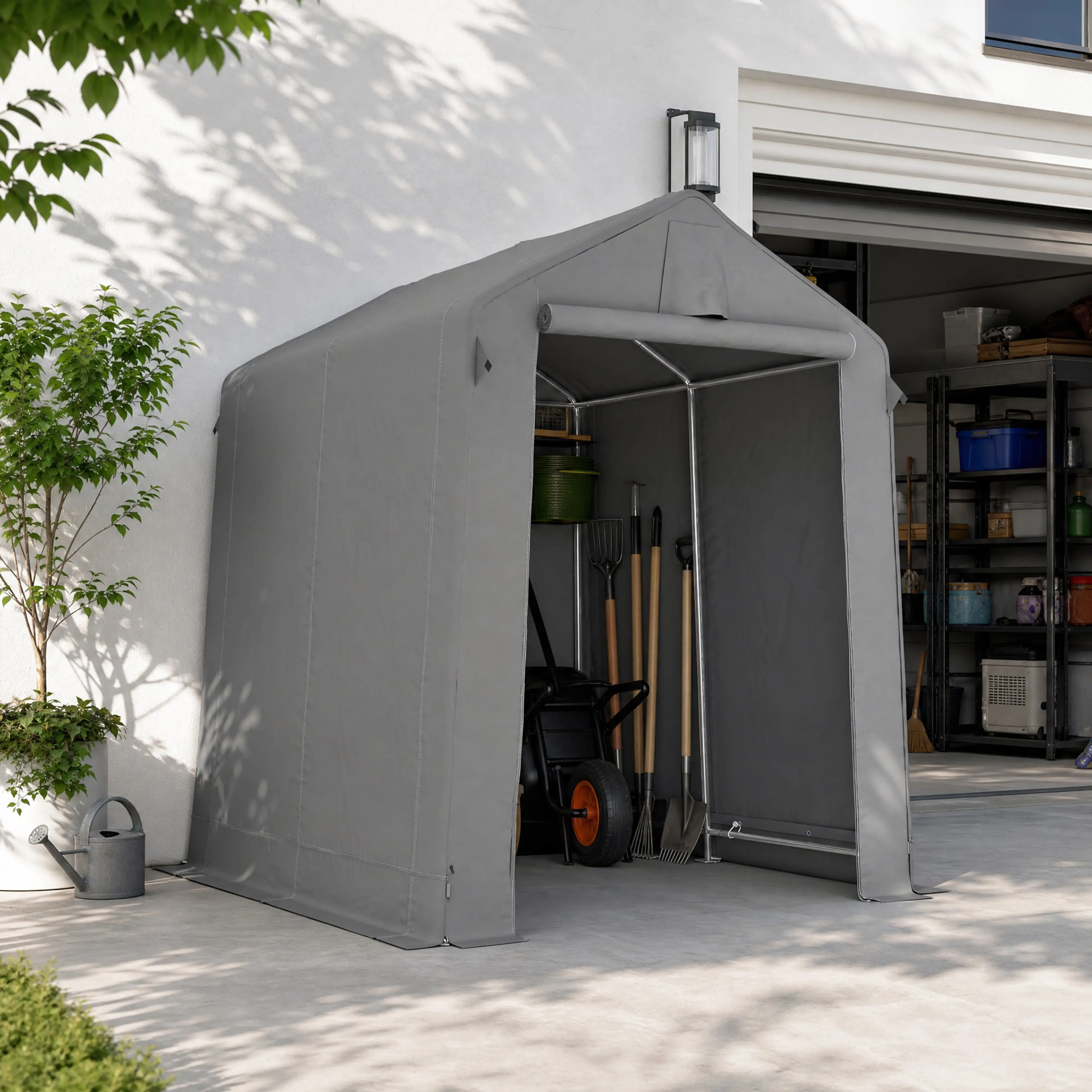 Garagetält vid garageport med skottkärra och trädgårdsverktyg inne