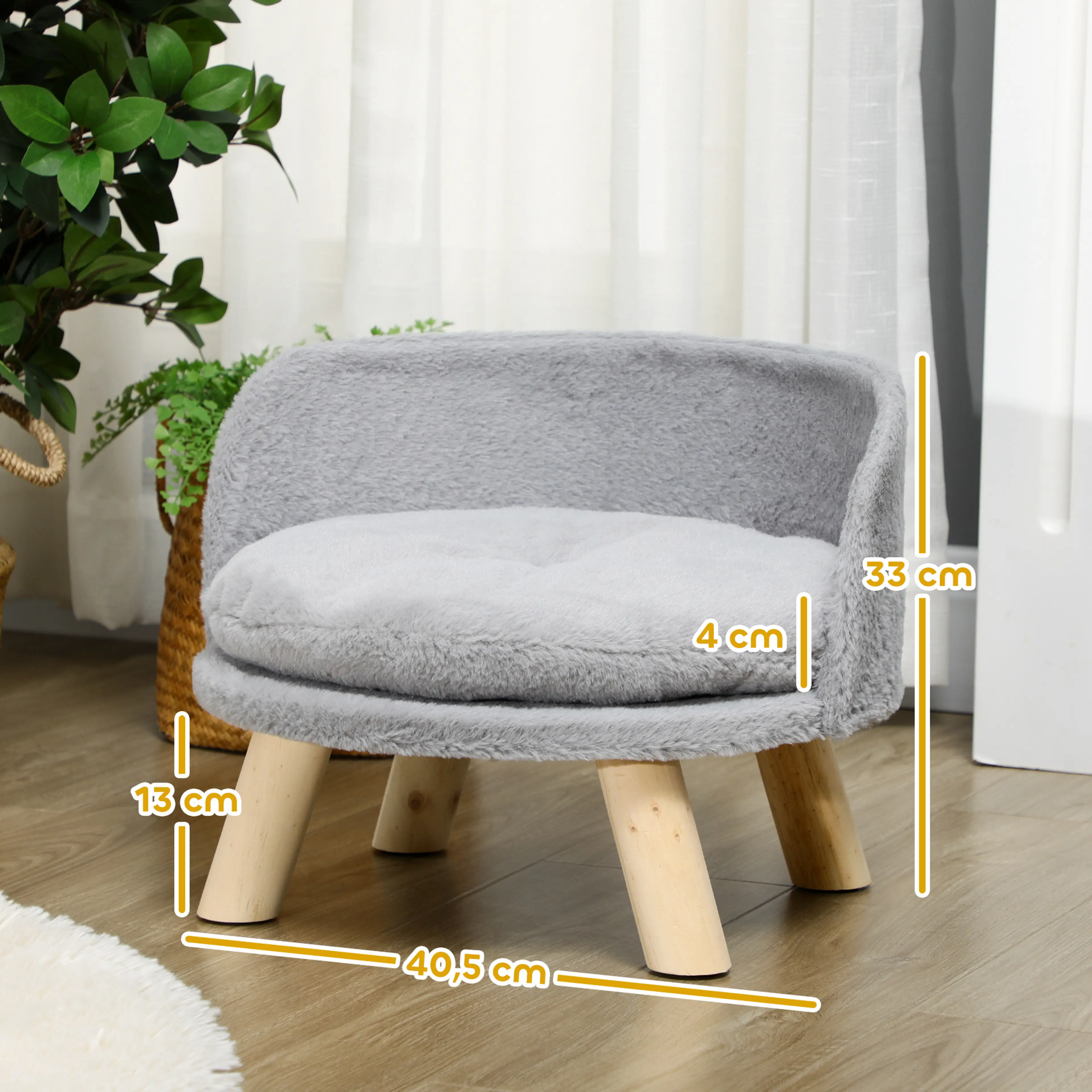 Måttbild: sängen är 40,5 cm bred och 33 cm hög, med 13 cm höga ben och 4 cm tjock dyna