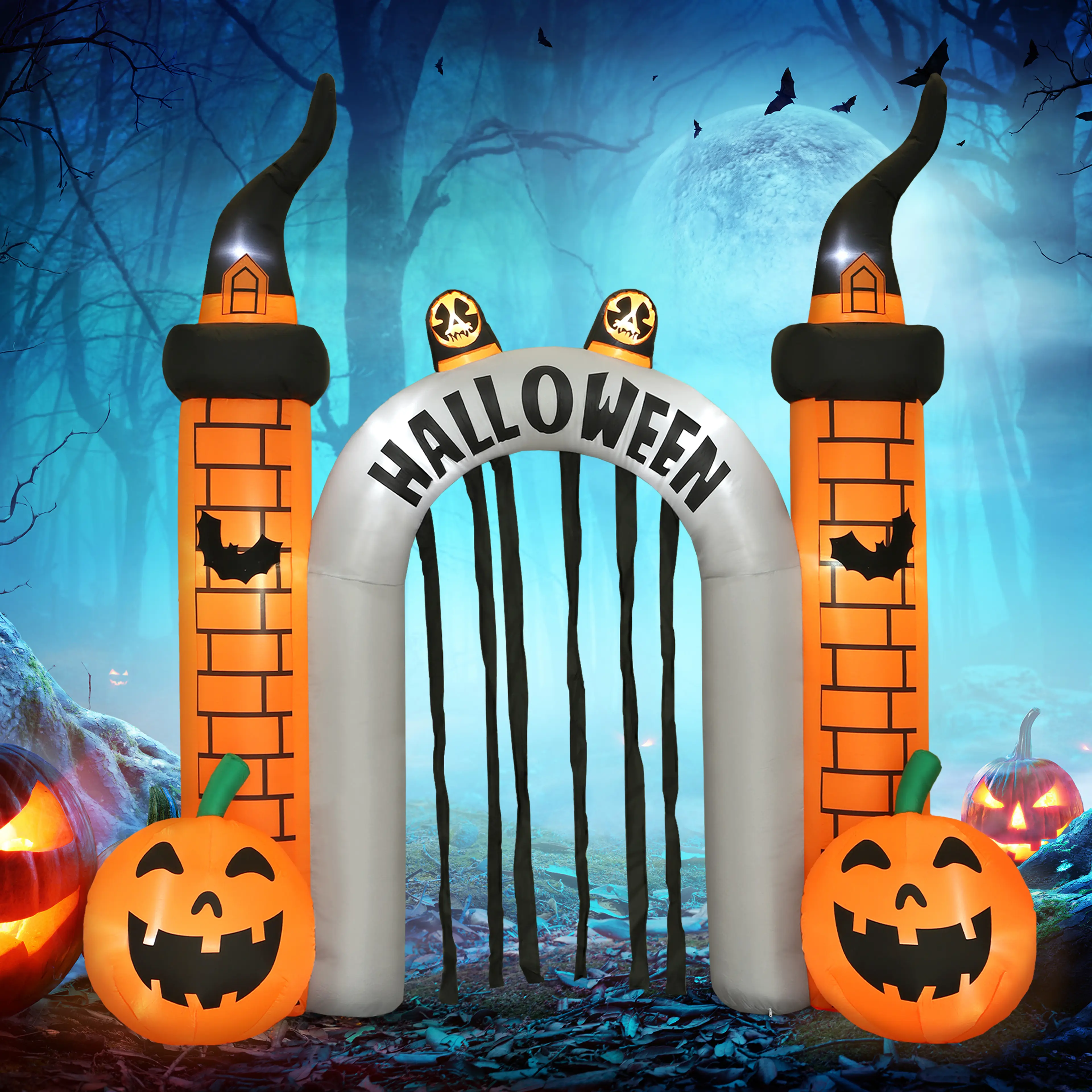Halloweenporten lyser i mörkret med pumpor och fladdermöss
