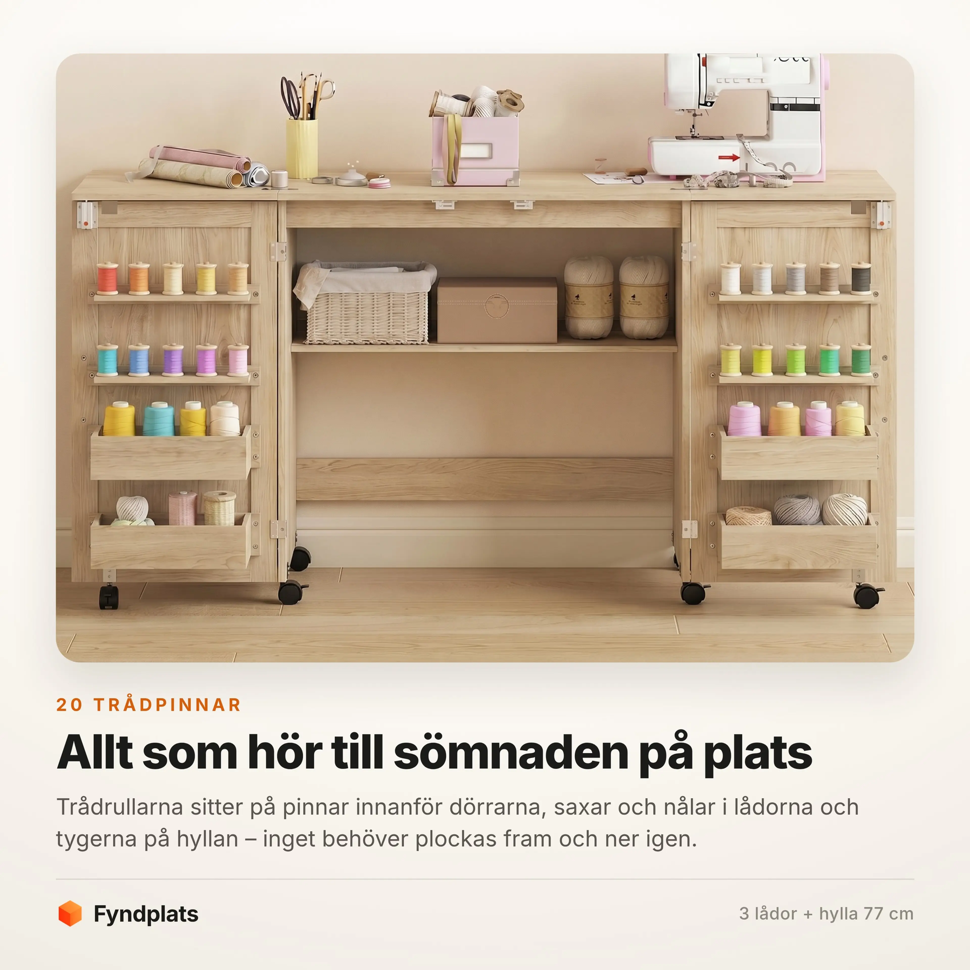 Symaskinsbordets trådpinnar, lådor och hylla fyllda med trådrullar och tyg