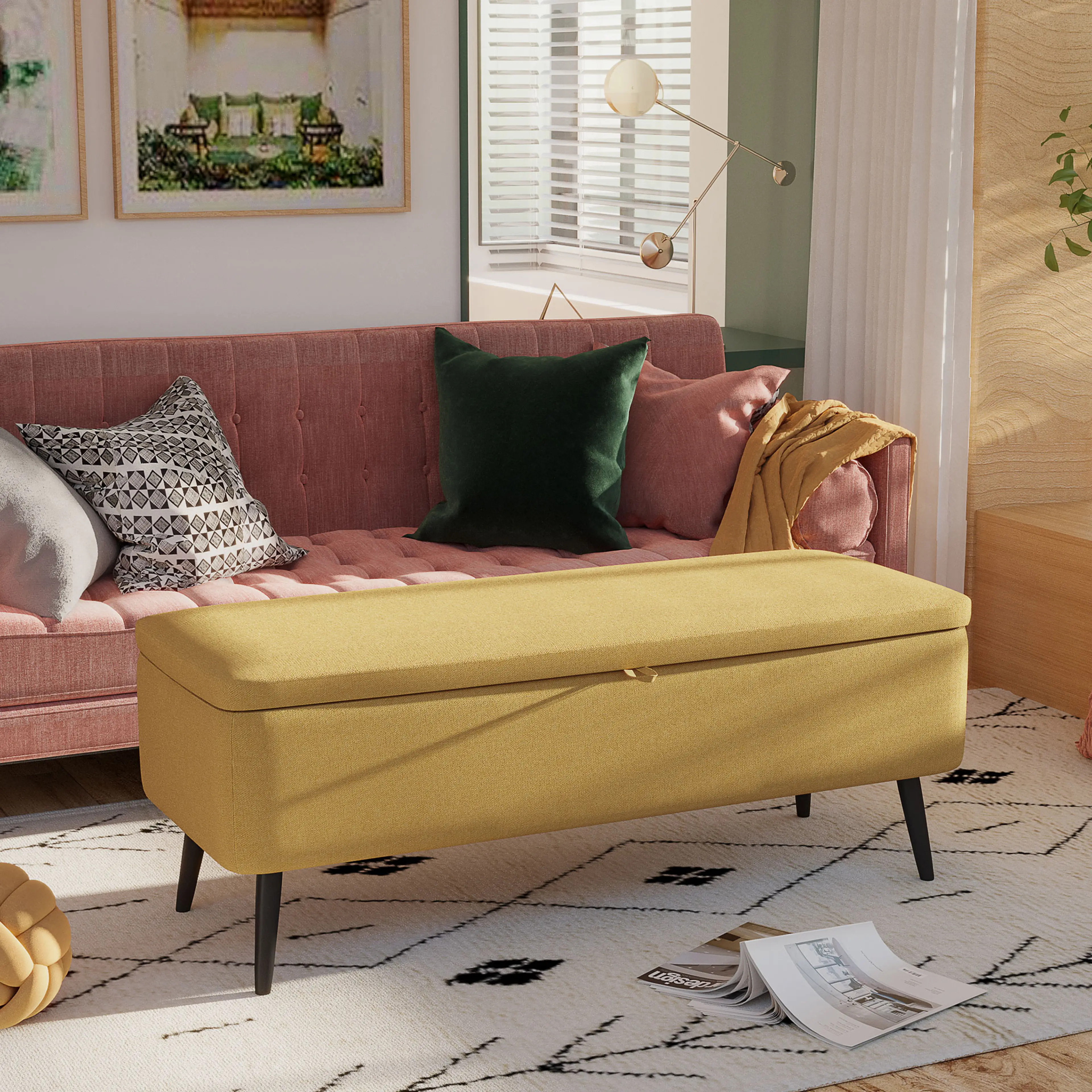 Den gula bänken står framför en rosa soffa i ett vardagsrum