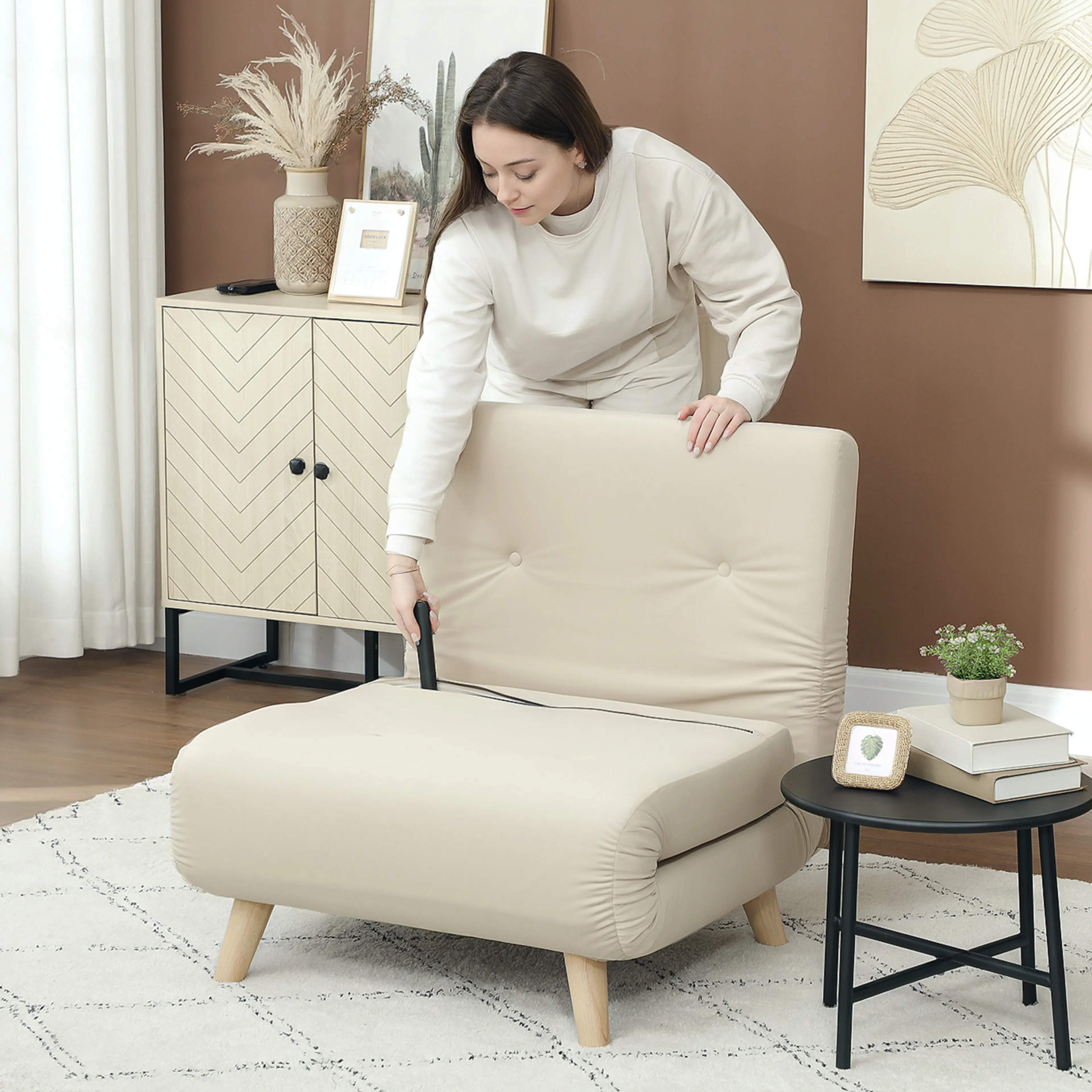 Bäddfåtöljen i beige under utfällning till bädd