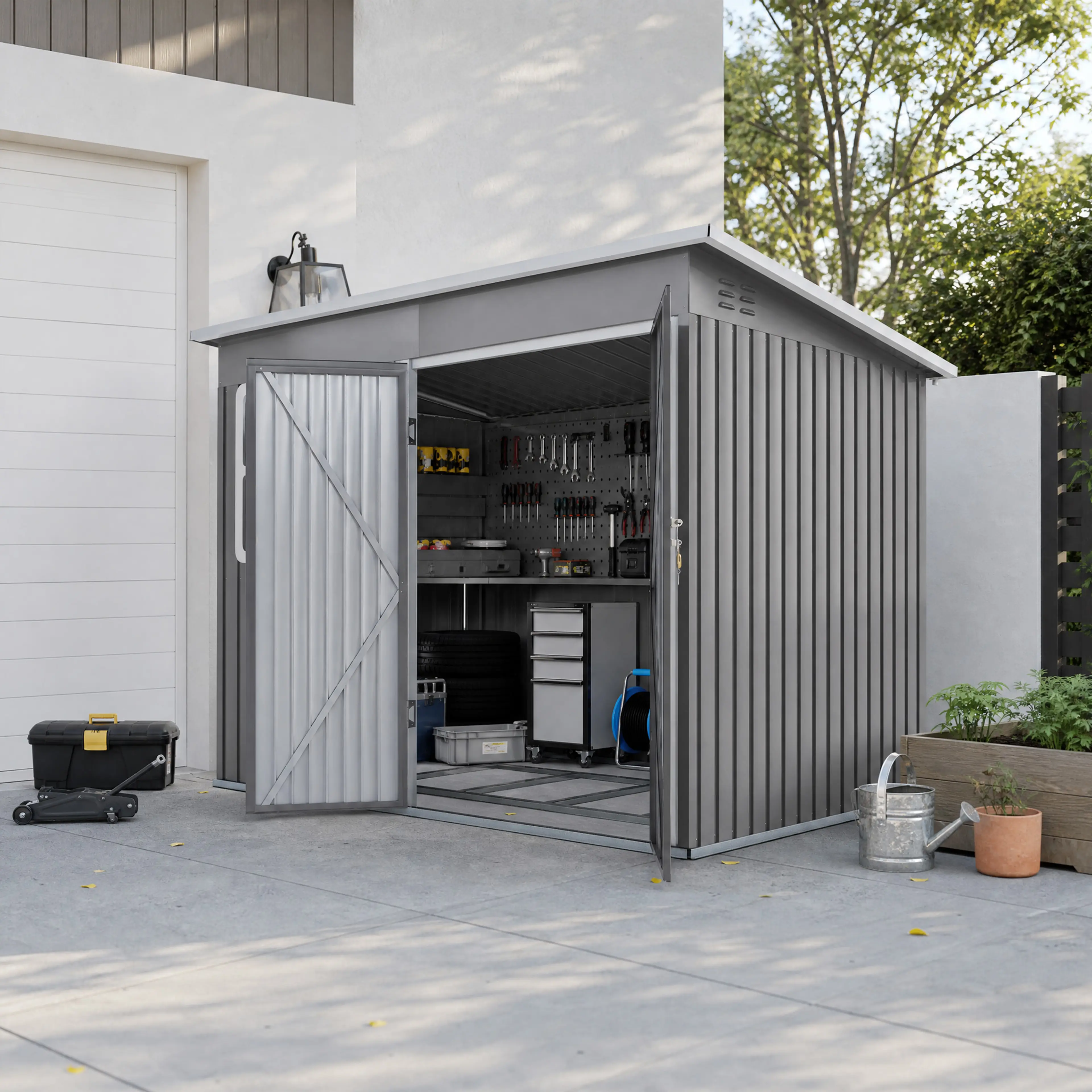 Boden med öppna dörrar bredvid ett garage, med verktyg och en verktygsvagn inuti