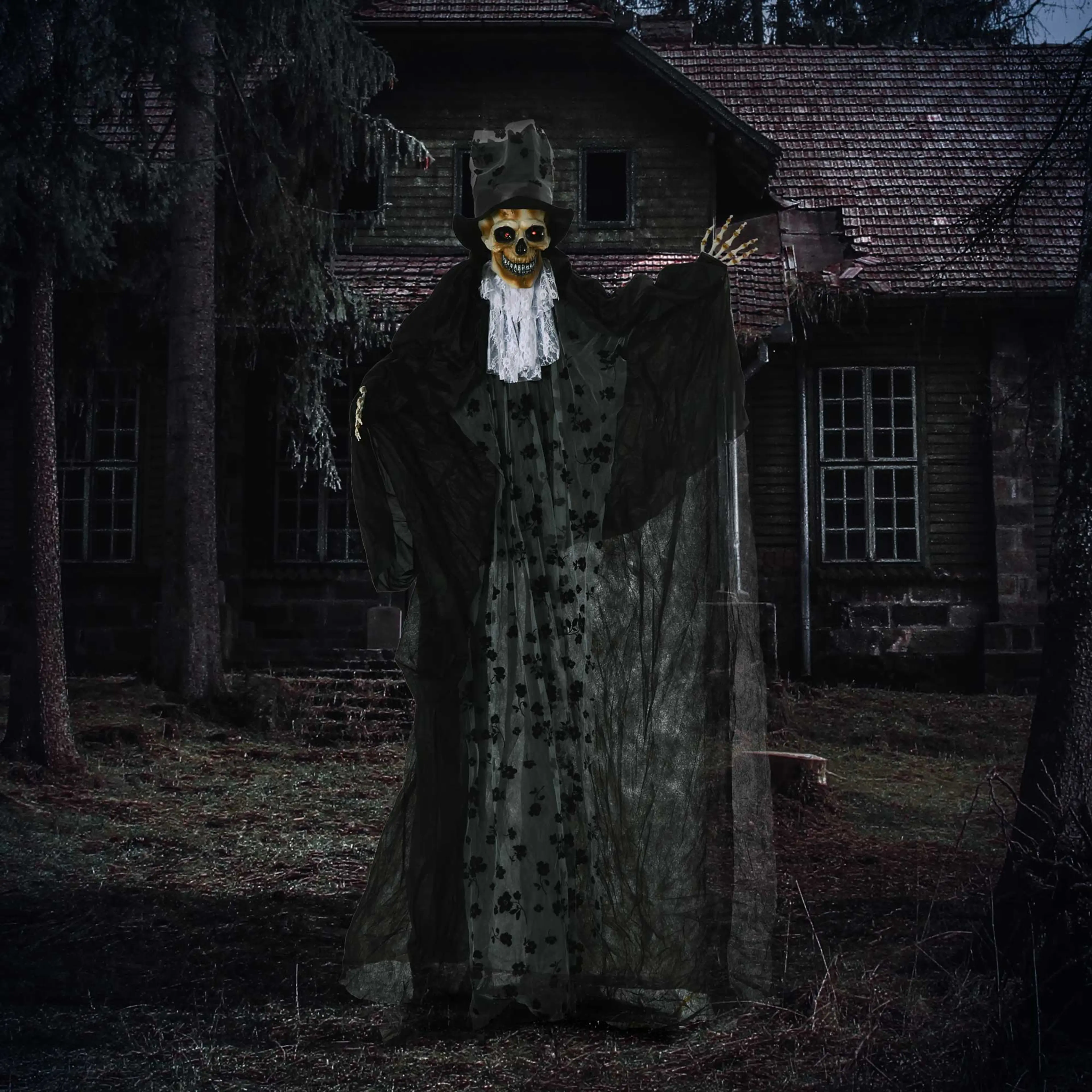Spökbrudgummen framför ett mörkt, gammalt trähus i skogen