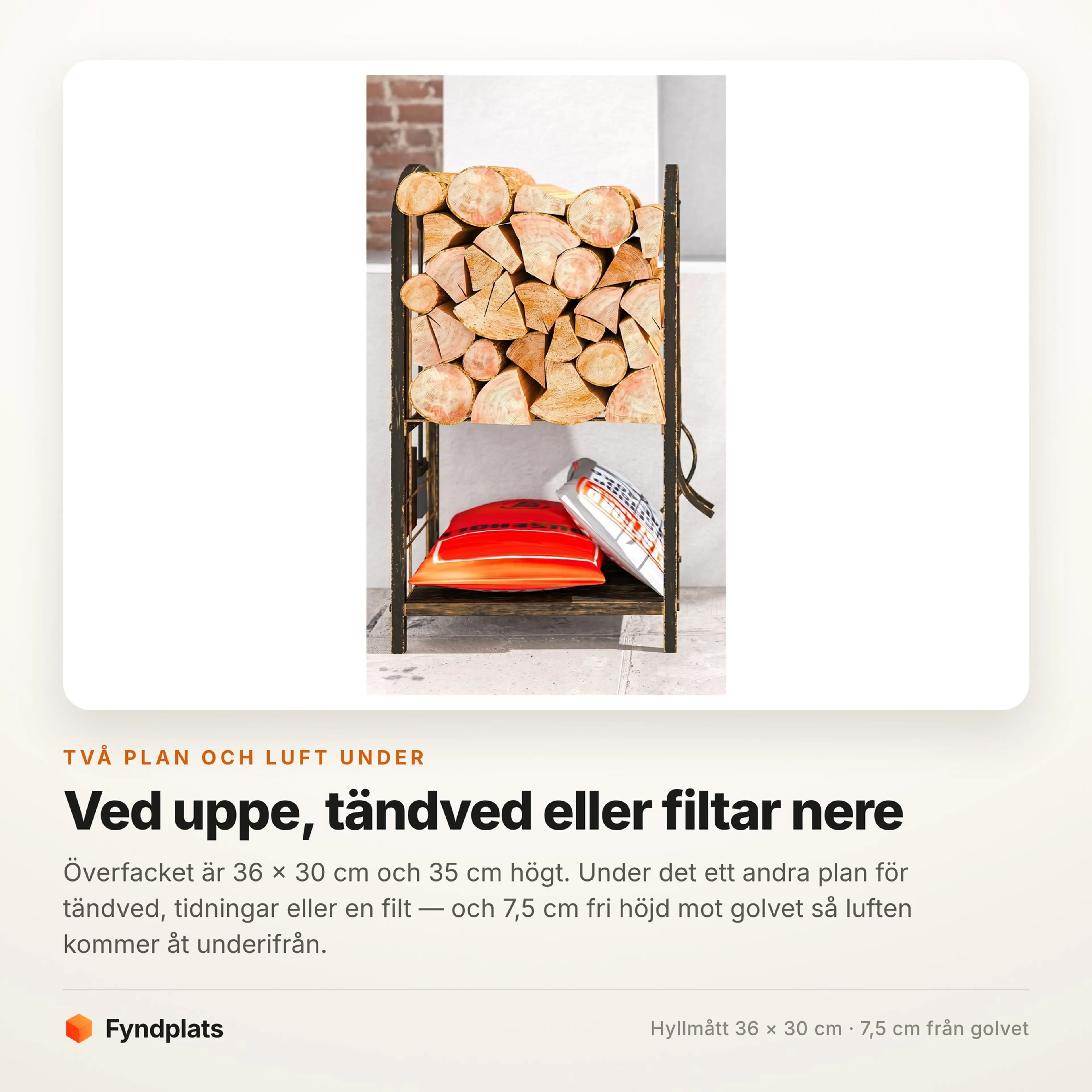 Vedställets två plan med ved uppe och filtar på det nedre planet