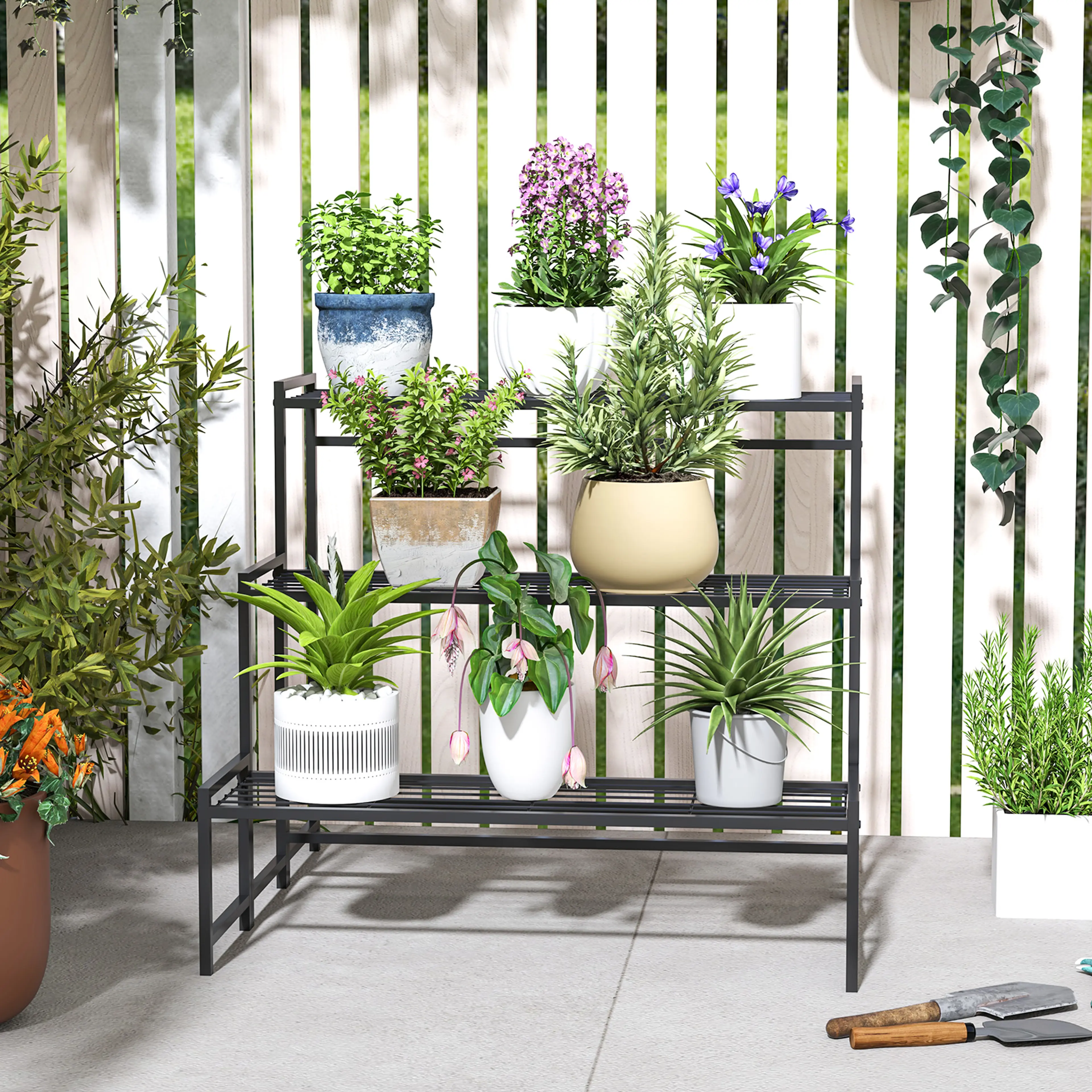 Blomstället med krukväxter på en uteplats