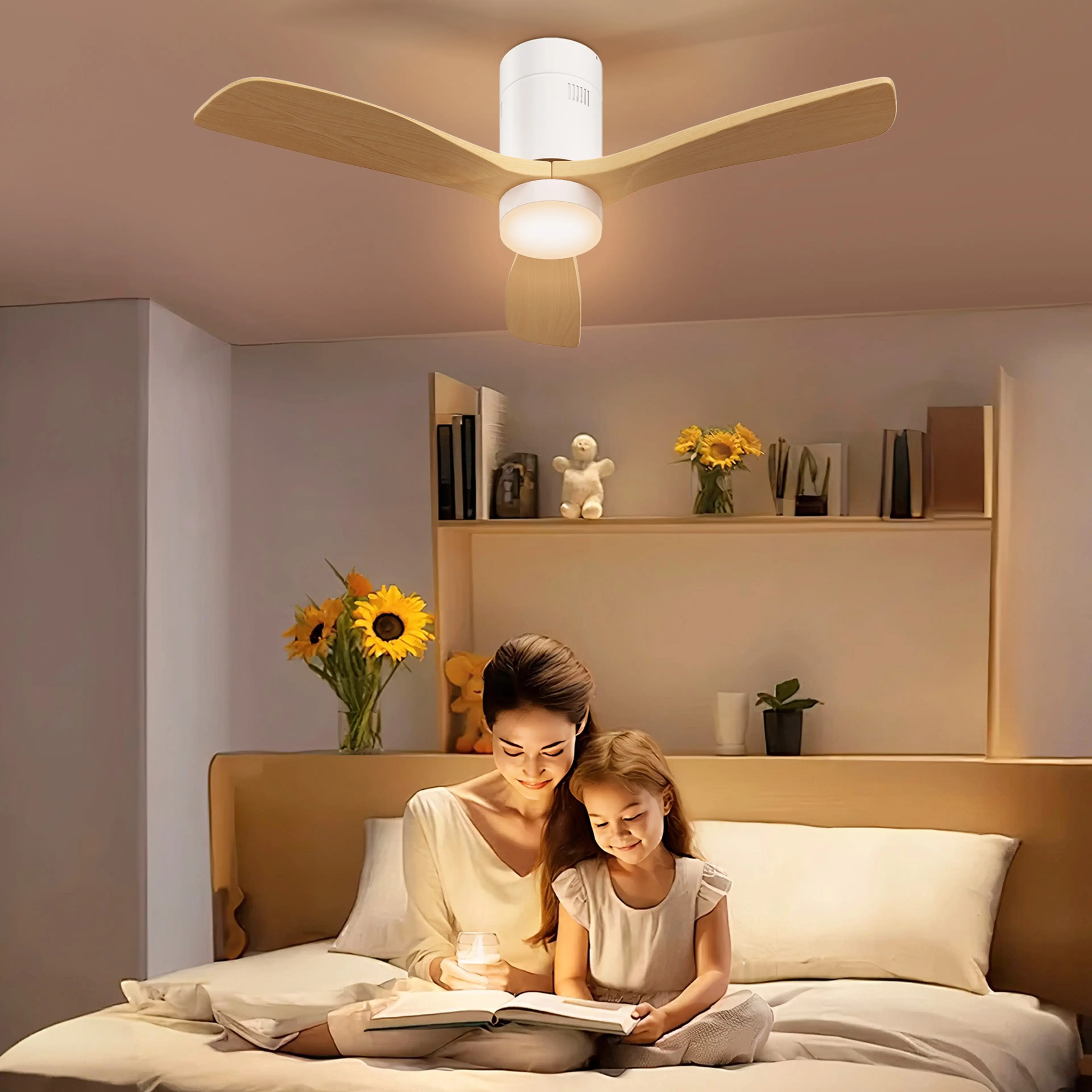 Takfläkten med tänd lampa i taket i ett sovrum