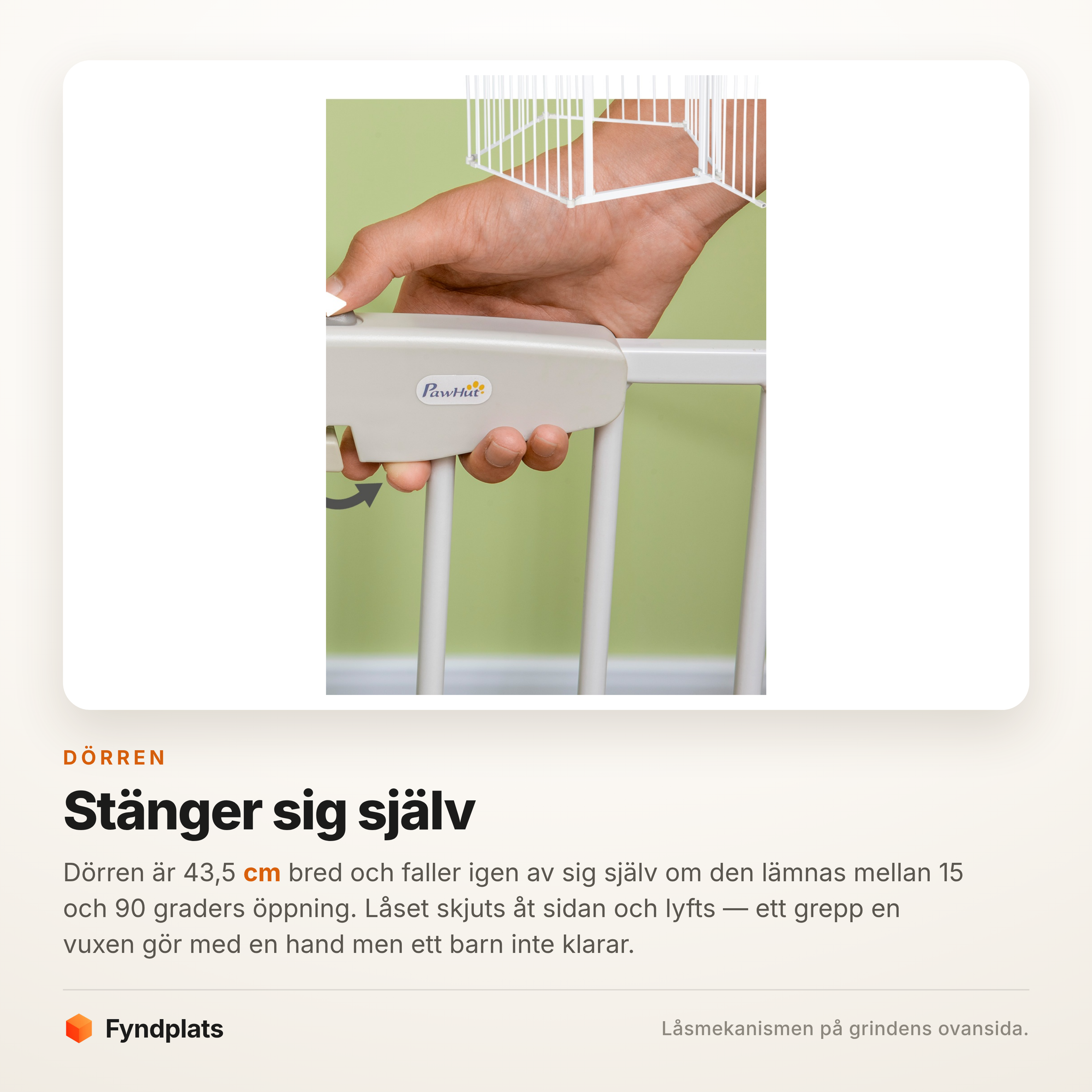 Hand som öppnar grindens självstängande lås