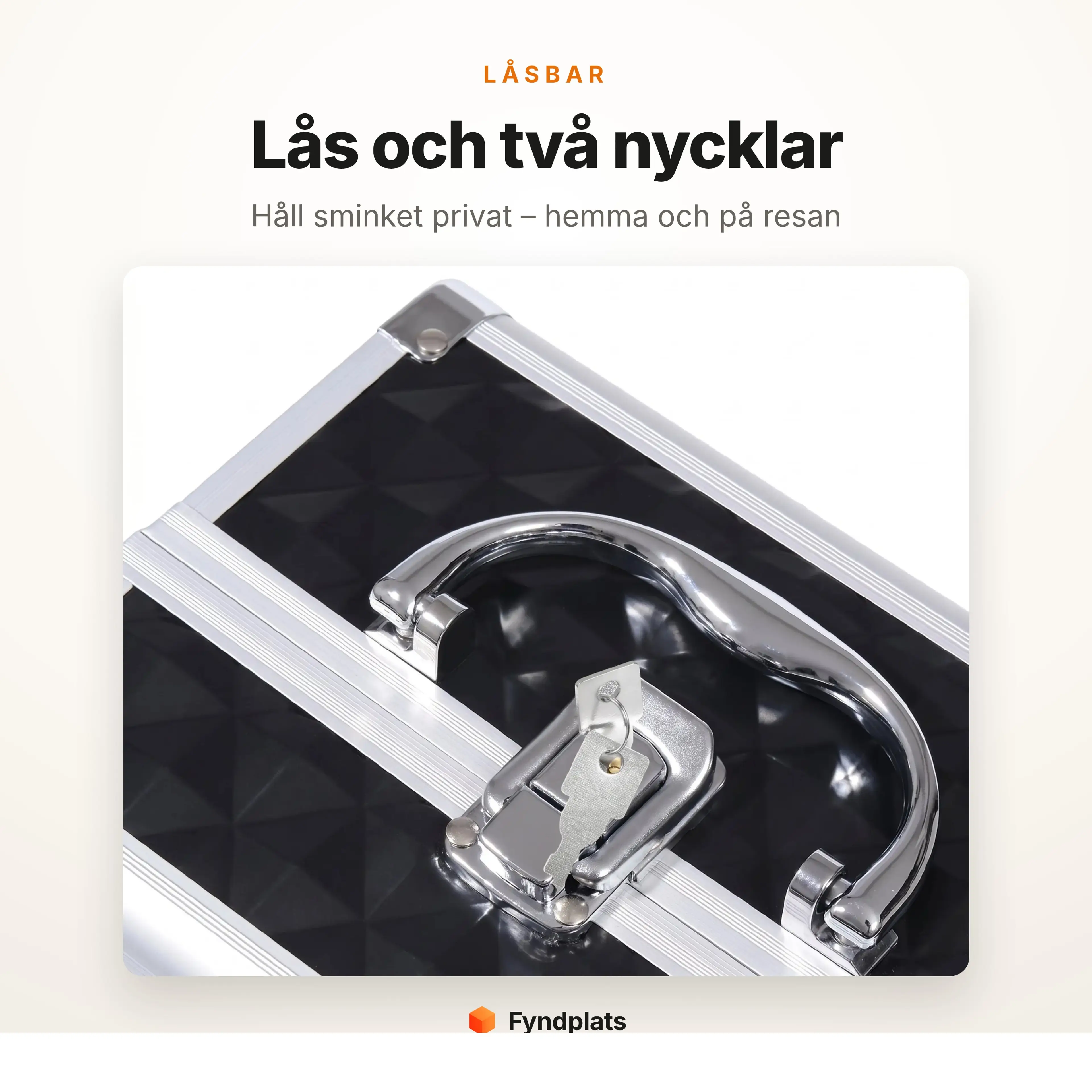 Sminkväskan har lås och två nycklar som håller sminket privat hemma och på resan
