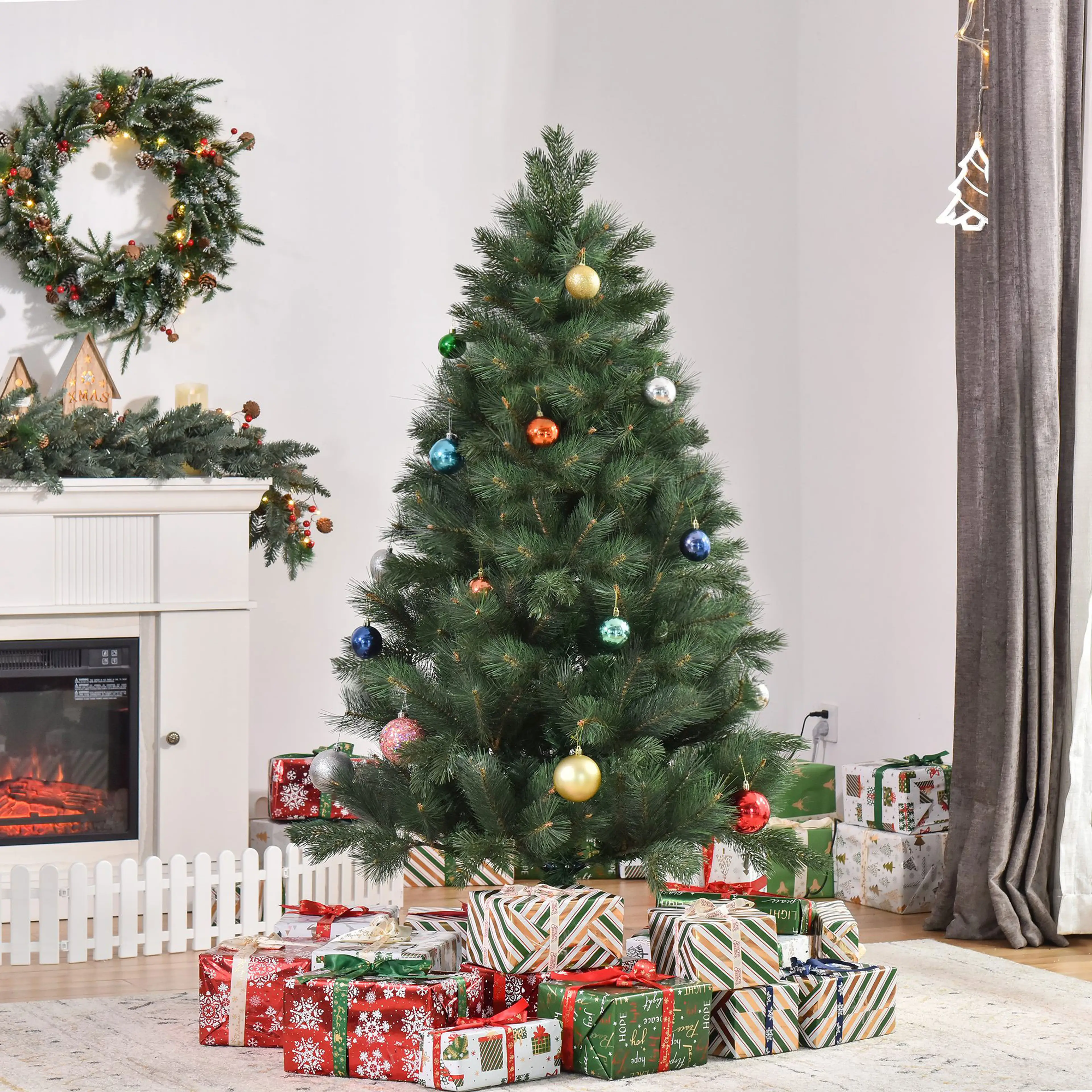 Granen pyntad framför en öppen spis