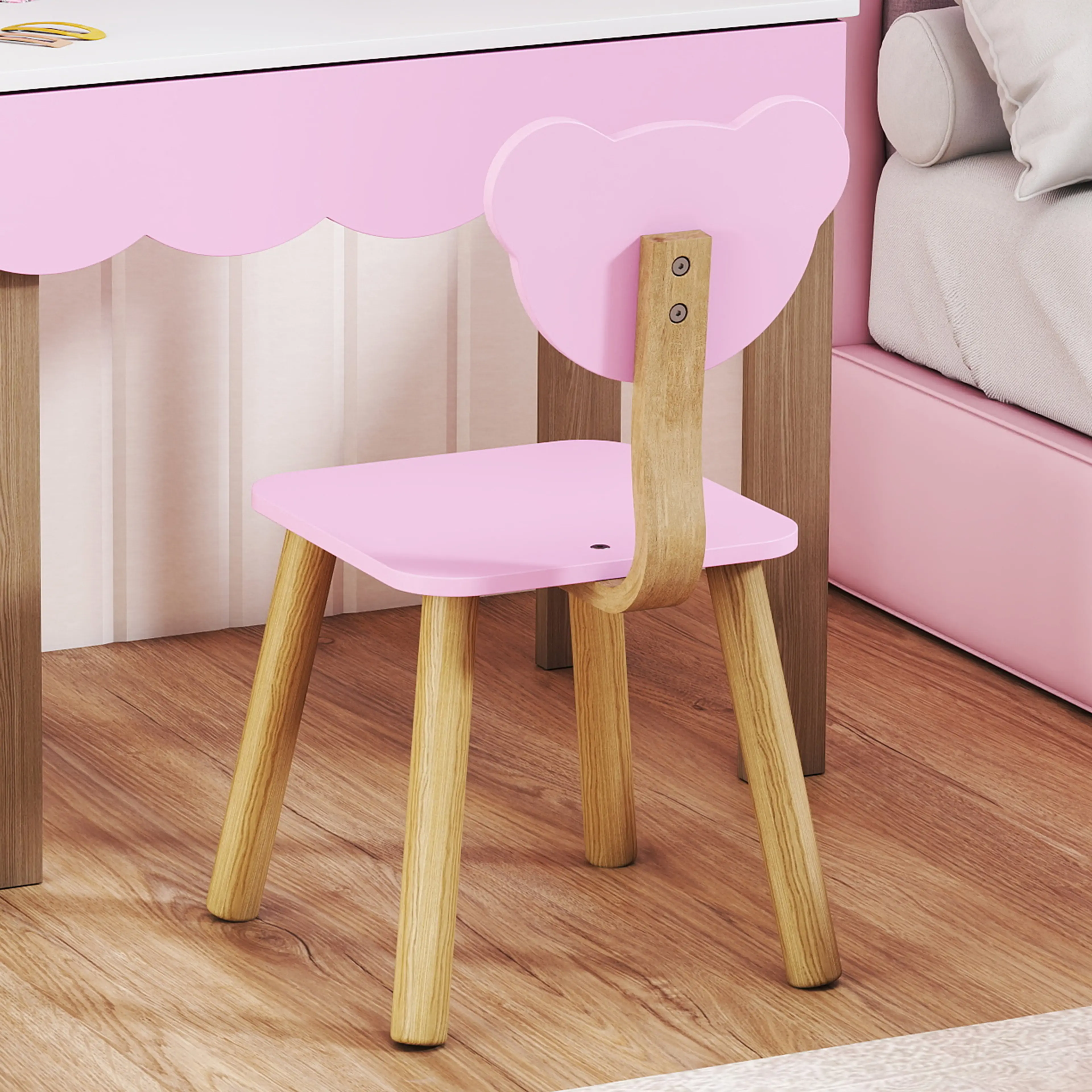 Närbild på björnstolen med rosa sits