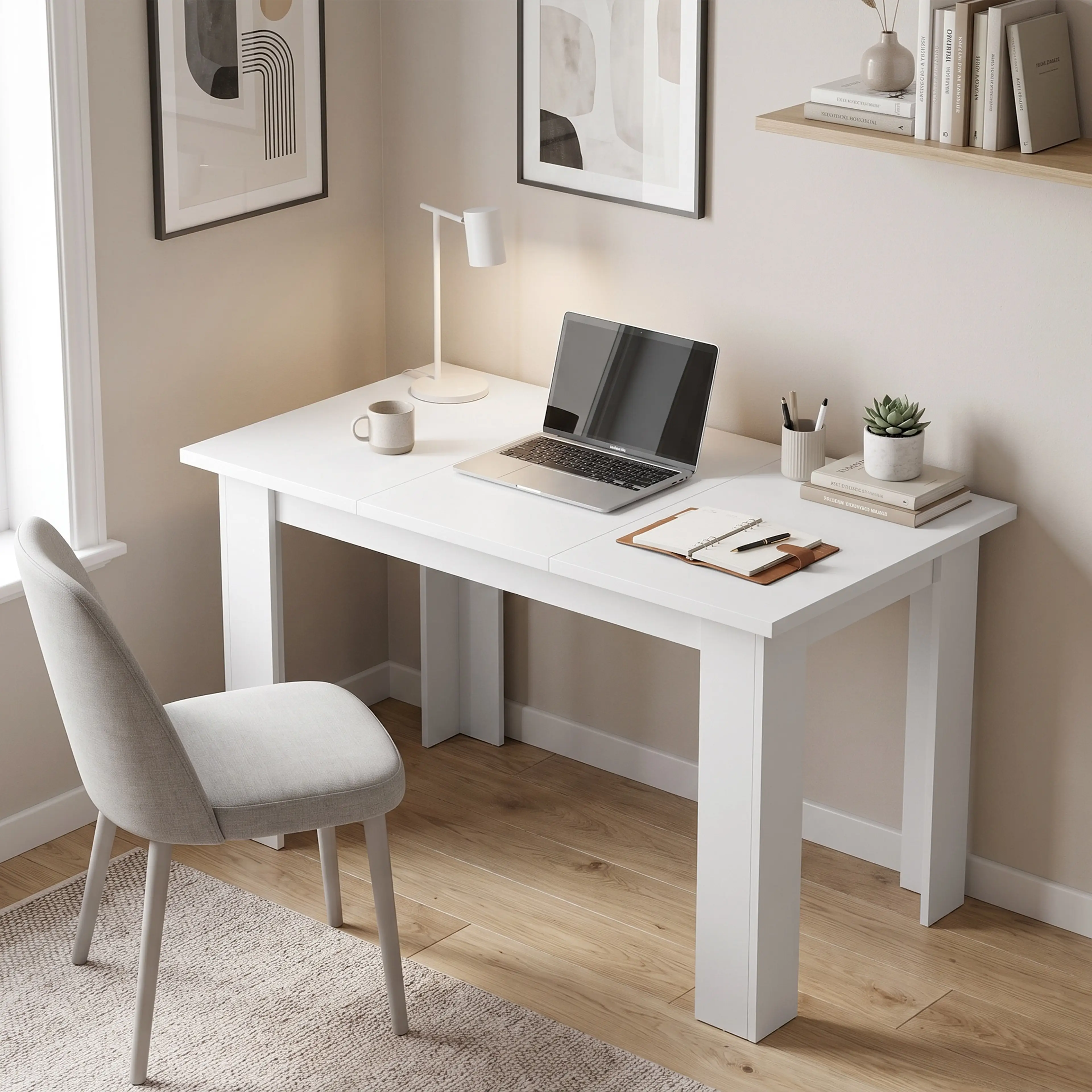 Bordet som skrivbord med en bärbar dator, en lampa och en stol