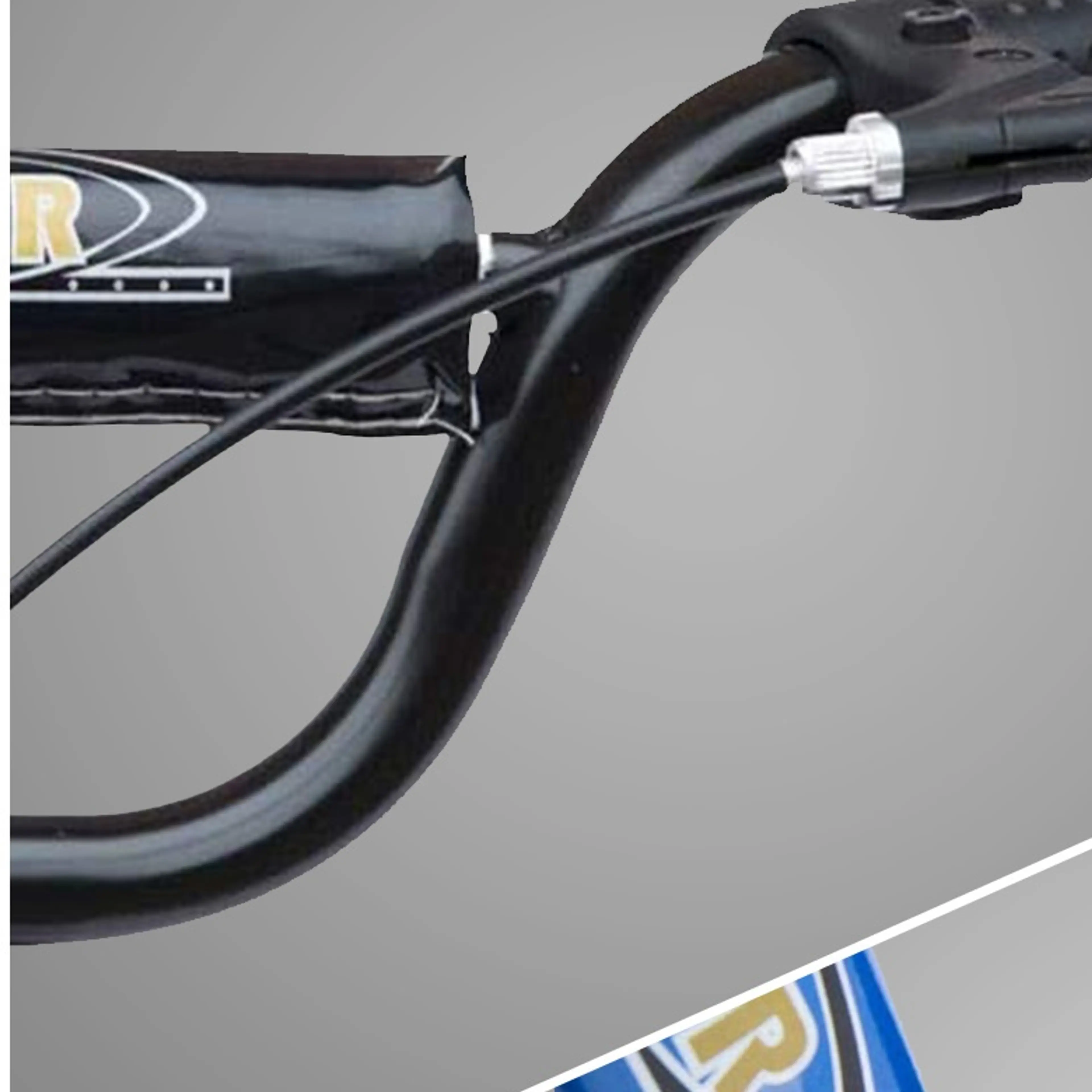Närbild på sparkcykelns styre med handbroms och greppvänliga handtag