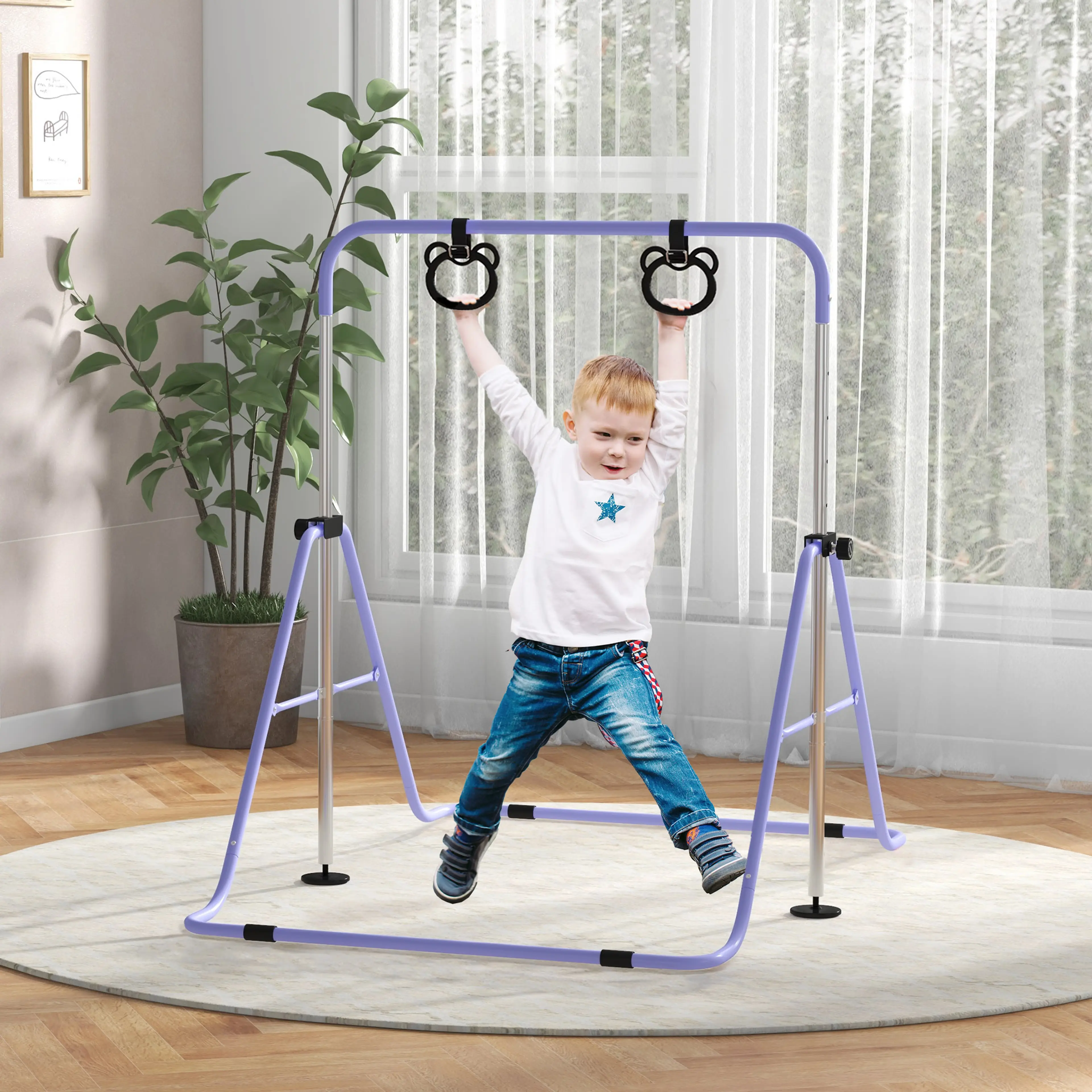 En pojke hänger i gymnastikringarna på räcket i ett ljust rum