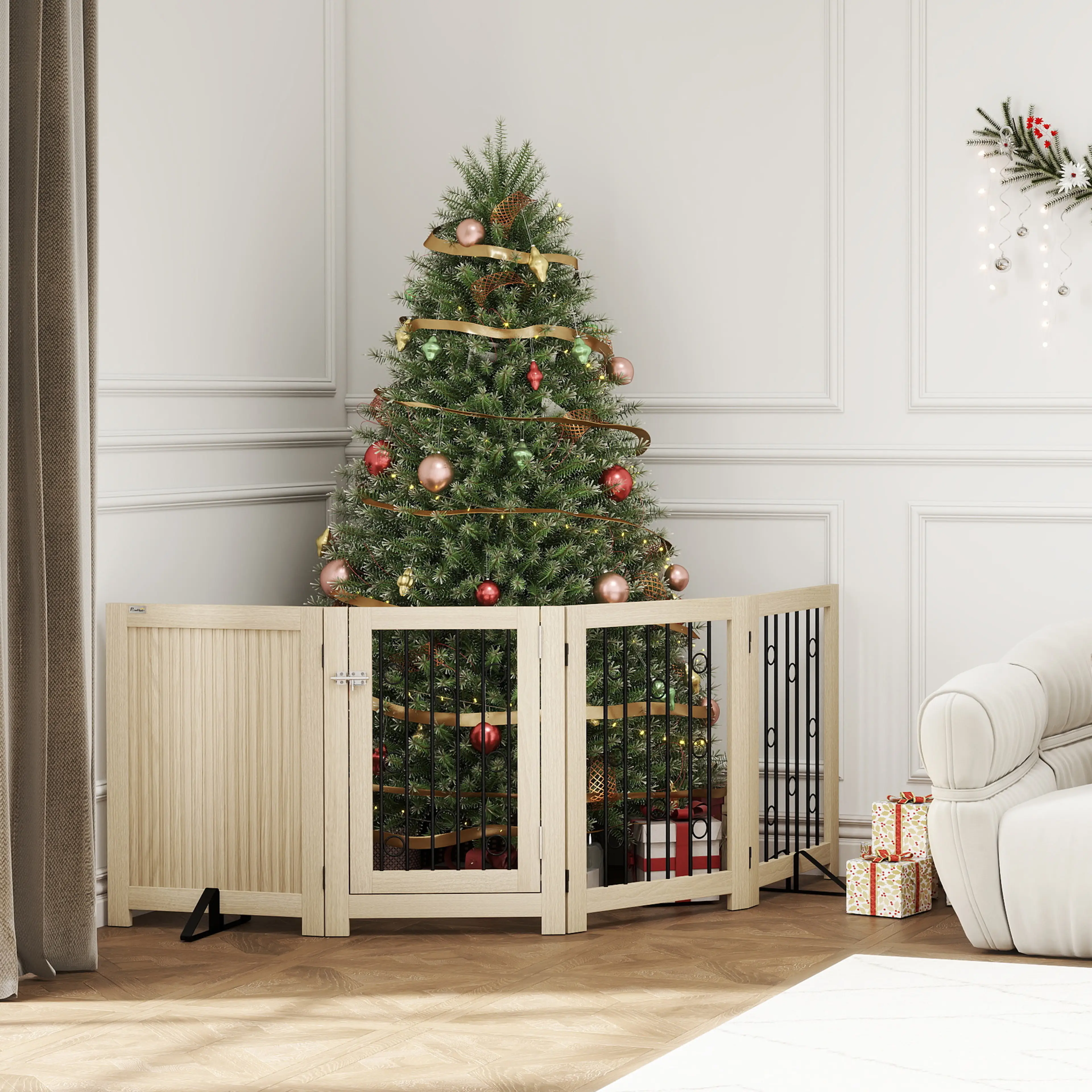 Hundgrinden uppställd runt en julgran i ett ljust rum med julklappar