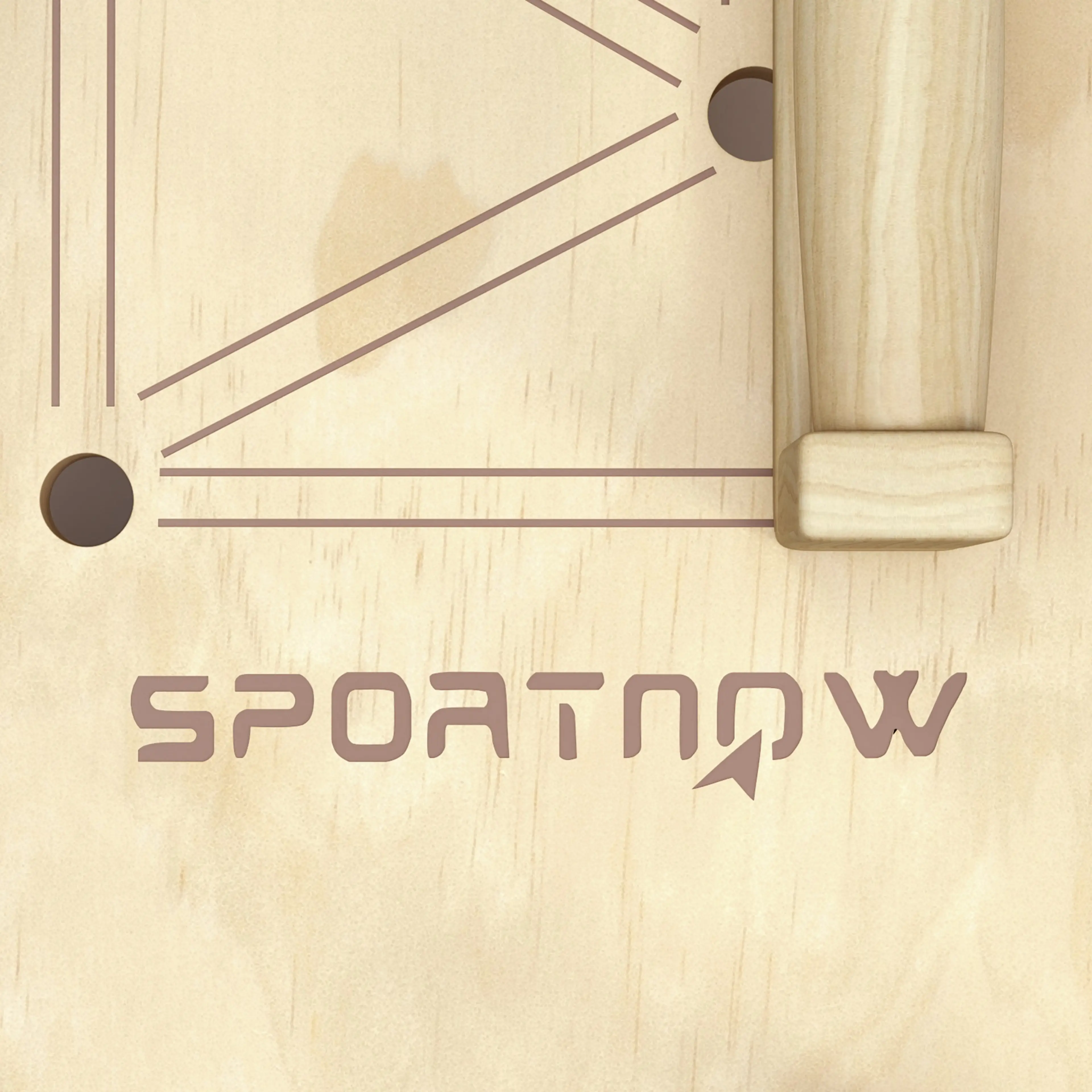 Närbild på brädans ingraverade linjer och ett av hålen för handtagen