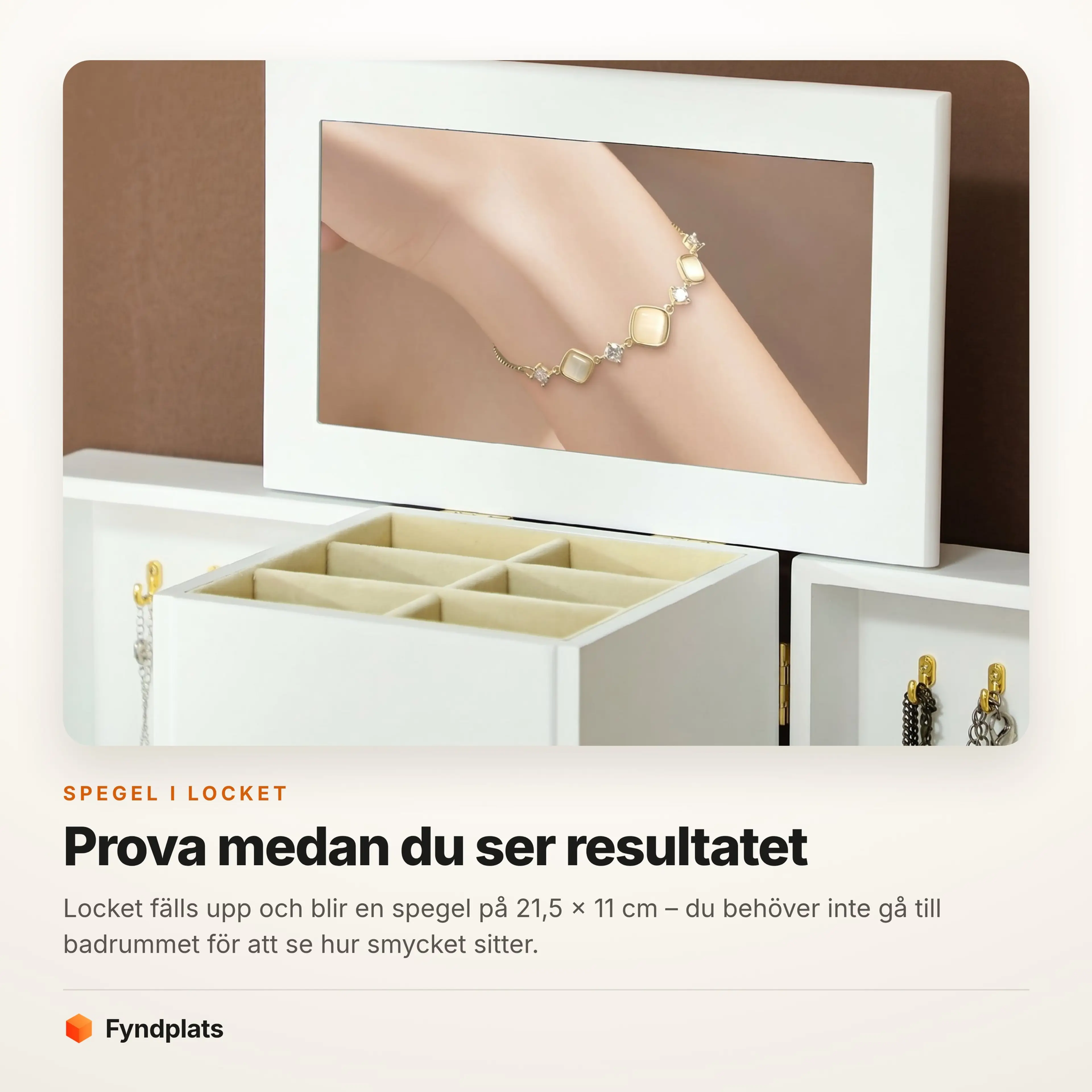 Smyckeskrinets uppfällda lock med spegel på 21,5 × 11 cm