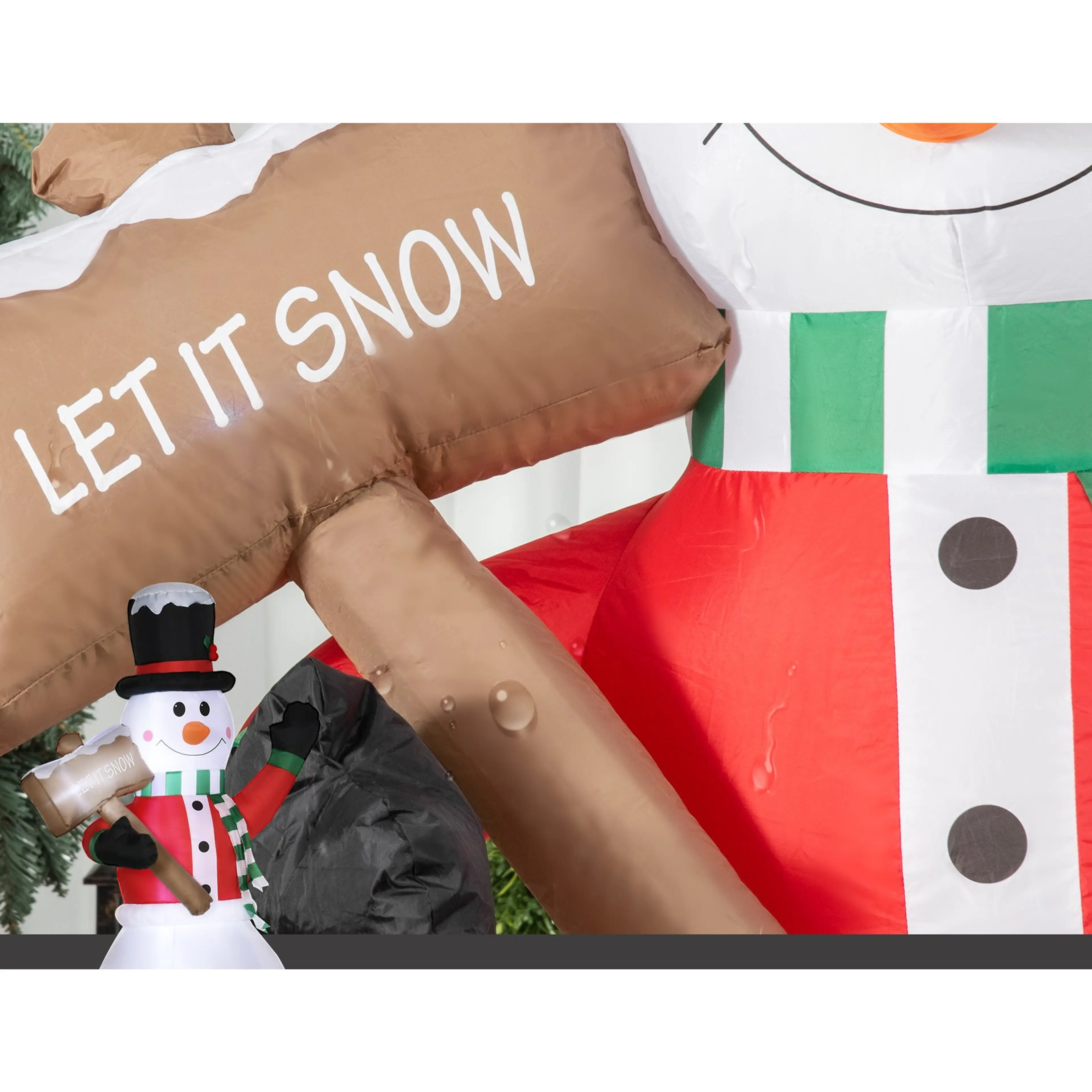 Närbild på snögubbens skylt med texten LET IT SNOW tryckt på tyget