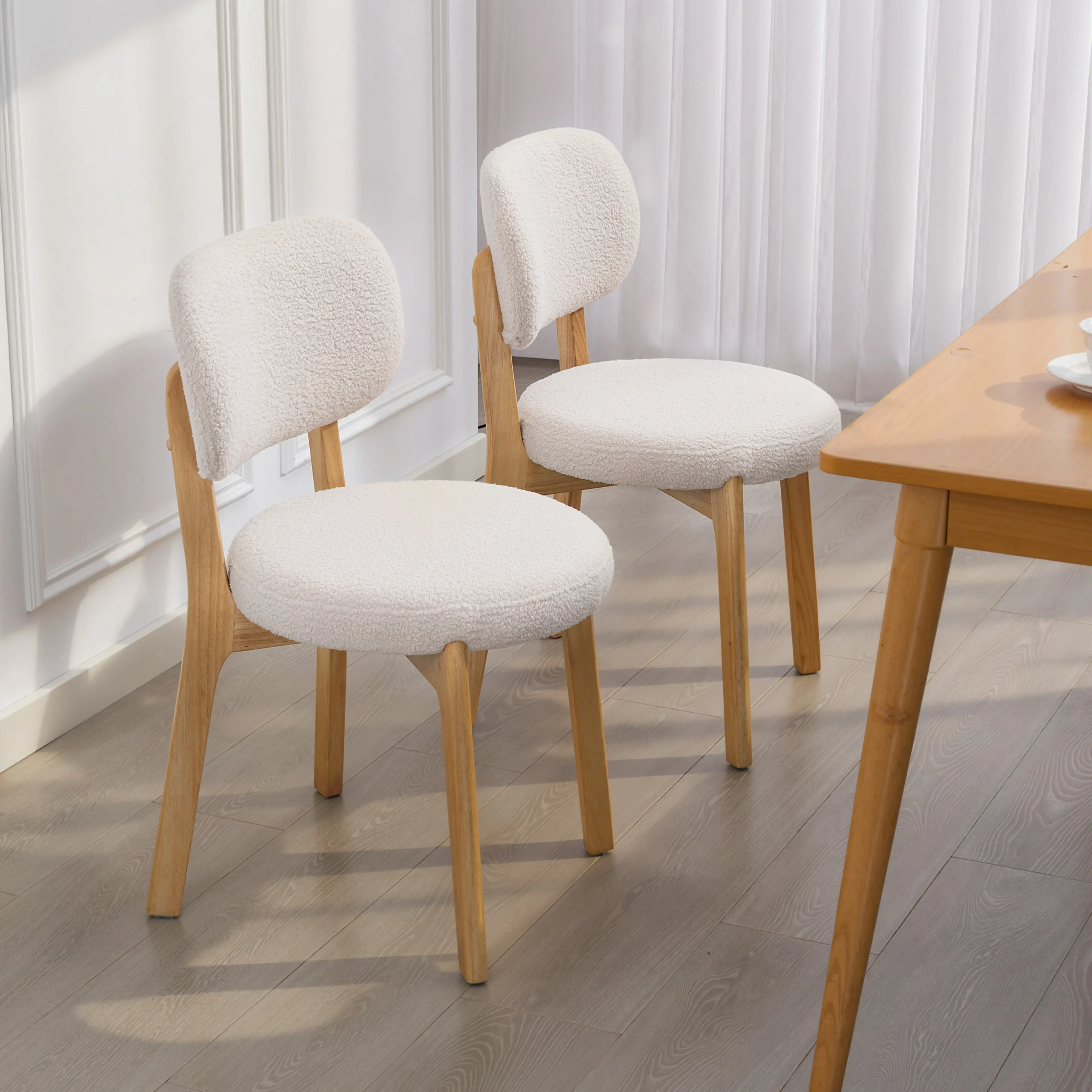Stolarna vid ett fönster med bordet till höger